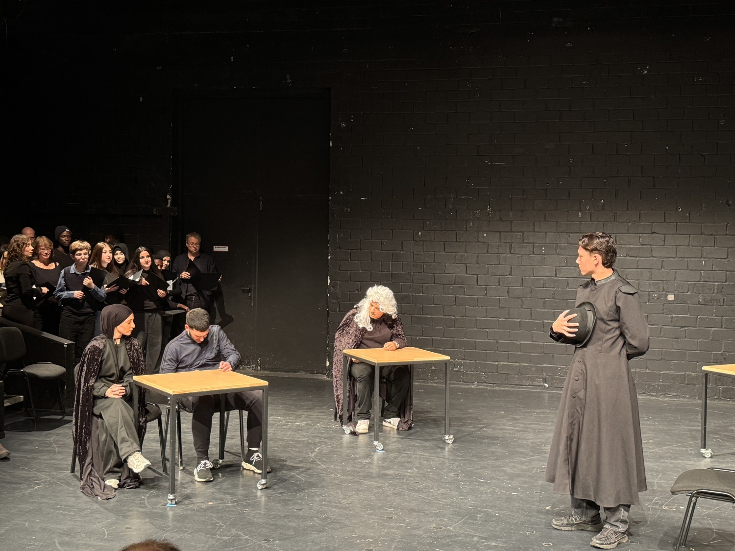 Aufführung der Theodor-Gemeinschaftsschule von "Speicherbrandprozess" aus Brechts "Der Aufstieg des Arturo Ui"