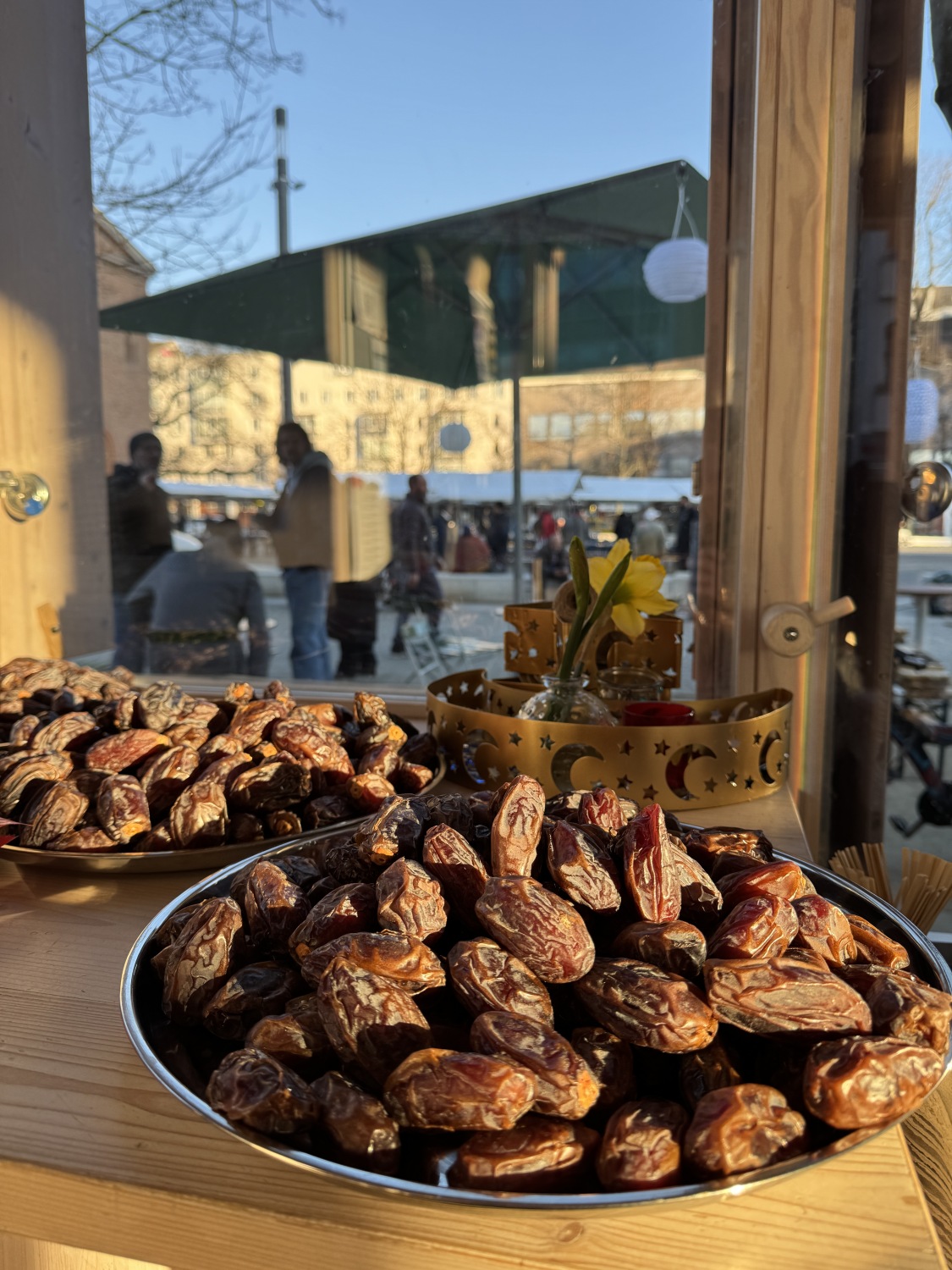 Teller mit Datteln für das gemeinsame Fastenbrechen