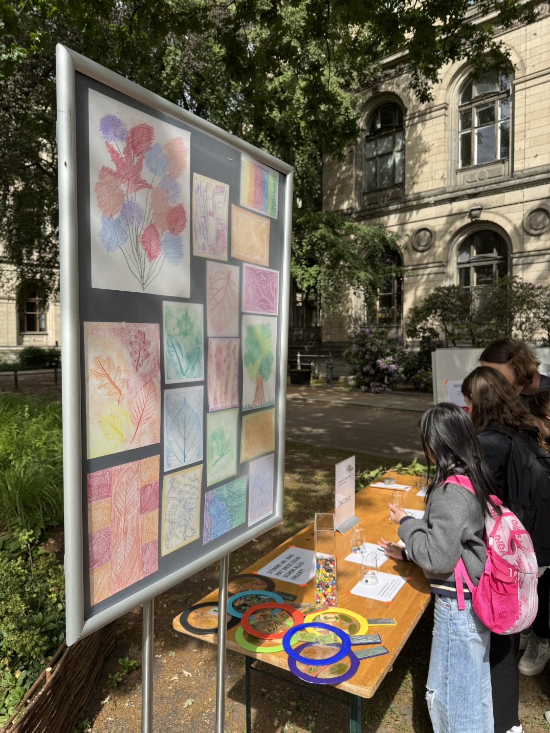 Lern- und Mitmachangebote zum Internationalen Tag der Biologischen Vielfalt vor dem Naturkundemuseum