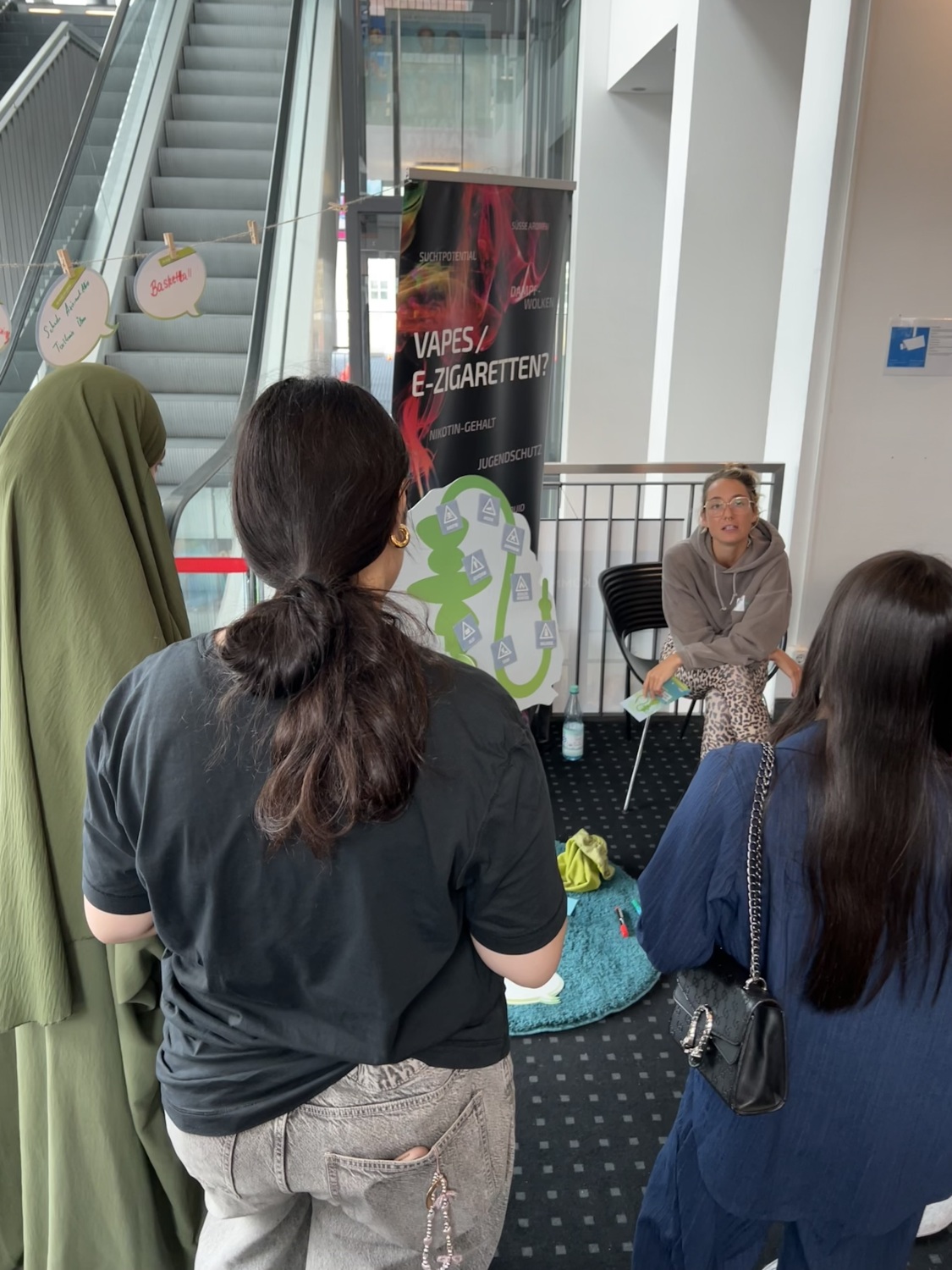 Schüler*innen lassen sich zu E-Zigaretten und Vapes informieren