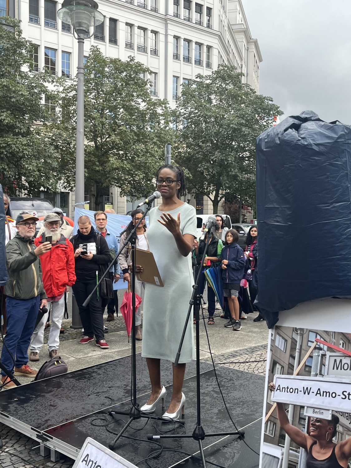 Die Schriftstellerin Sharon Dodua Otoo informierte über das Leben von Anton Wilhelm Amo und die lange Auseinandersetzung zur Umbenennung der Mohrenstraße.