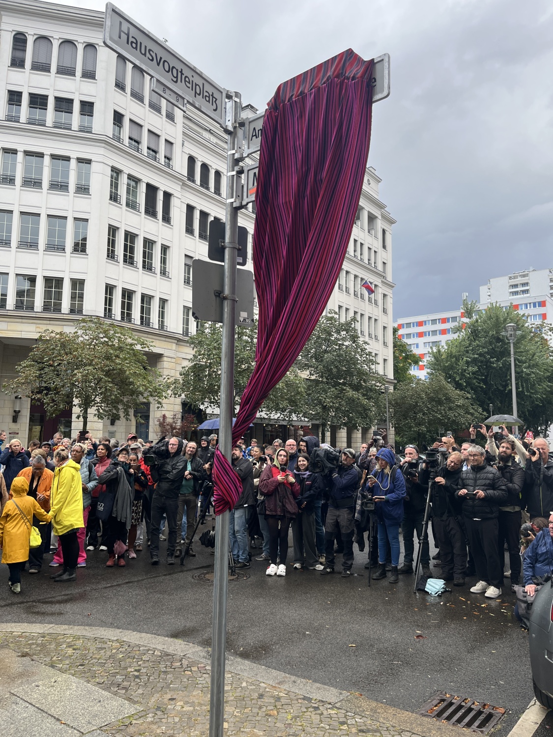 Viele Interessierte und Pressevertreter*innen waren zur feierlichen Straßenumbenennung gekommen.