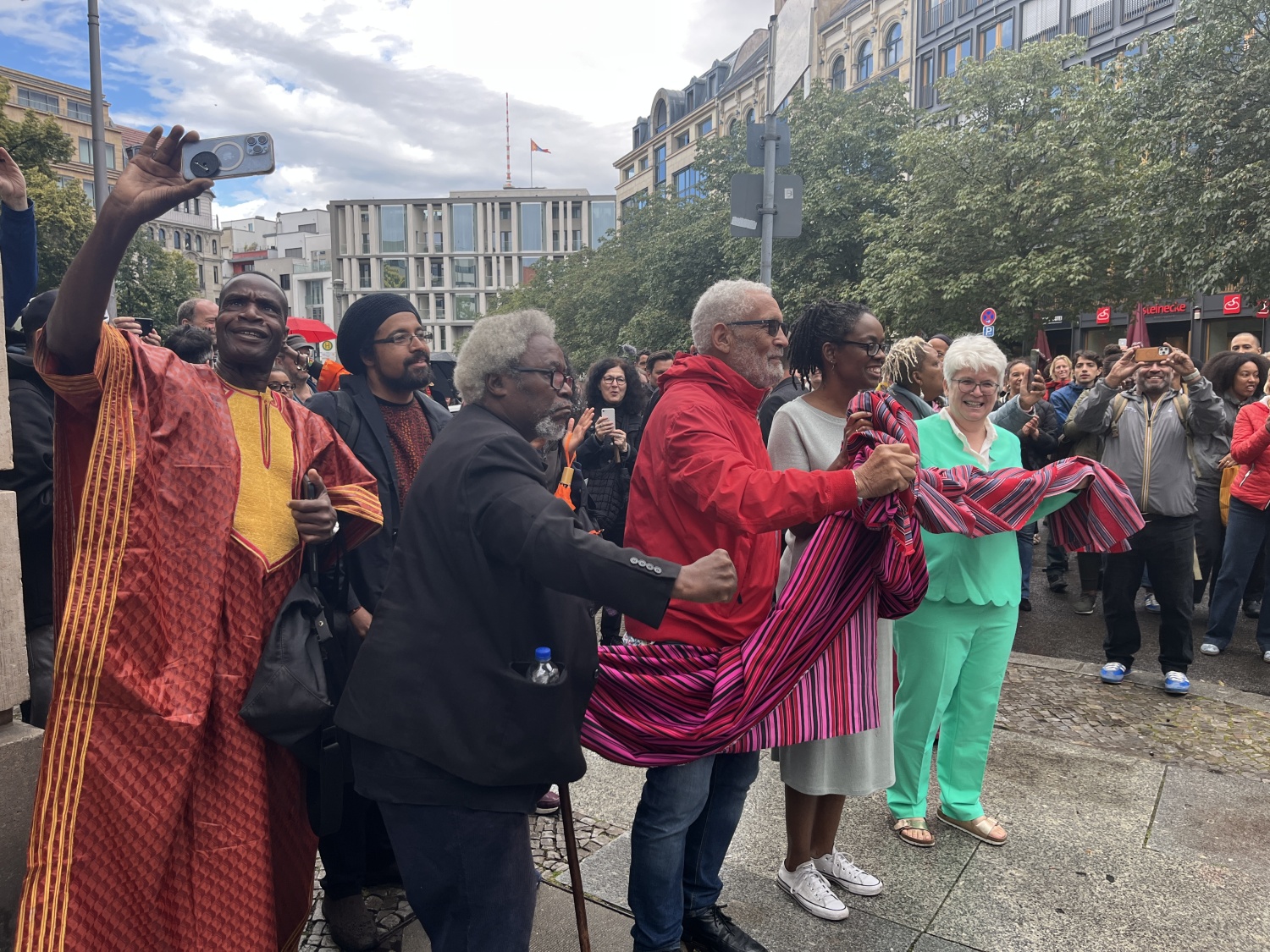 Unter großem Jubel wurde das Schild für die Anton-Wilhelm-Amo-Straße enthüllt.