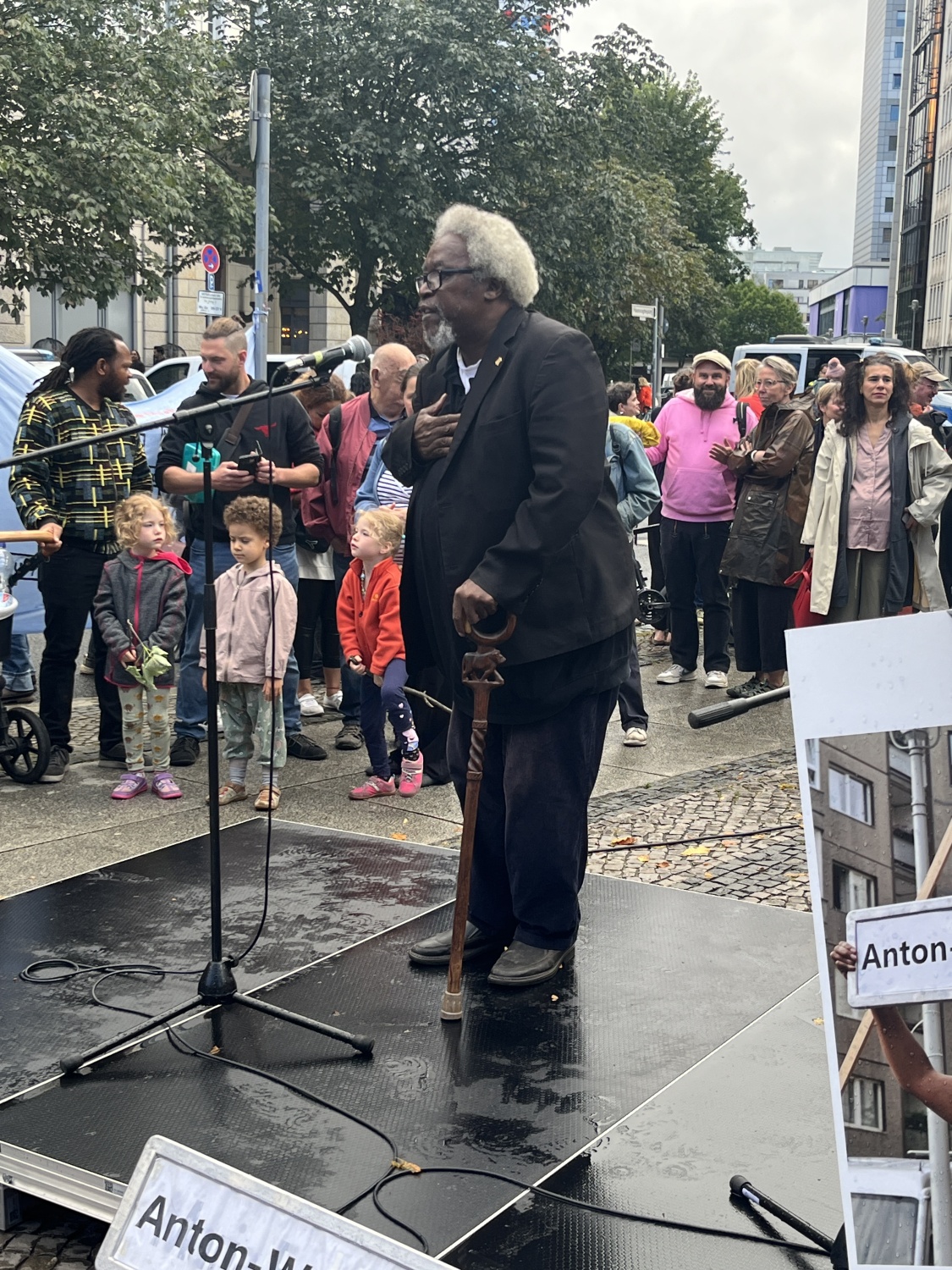 Mnyaka Sururu Mboro rief die Anwesenden zu einer Schweigeminute für die Opfer von Sklaverei auf.