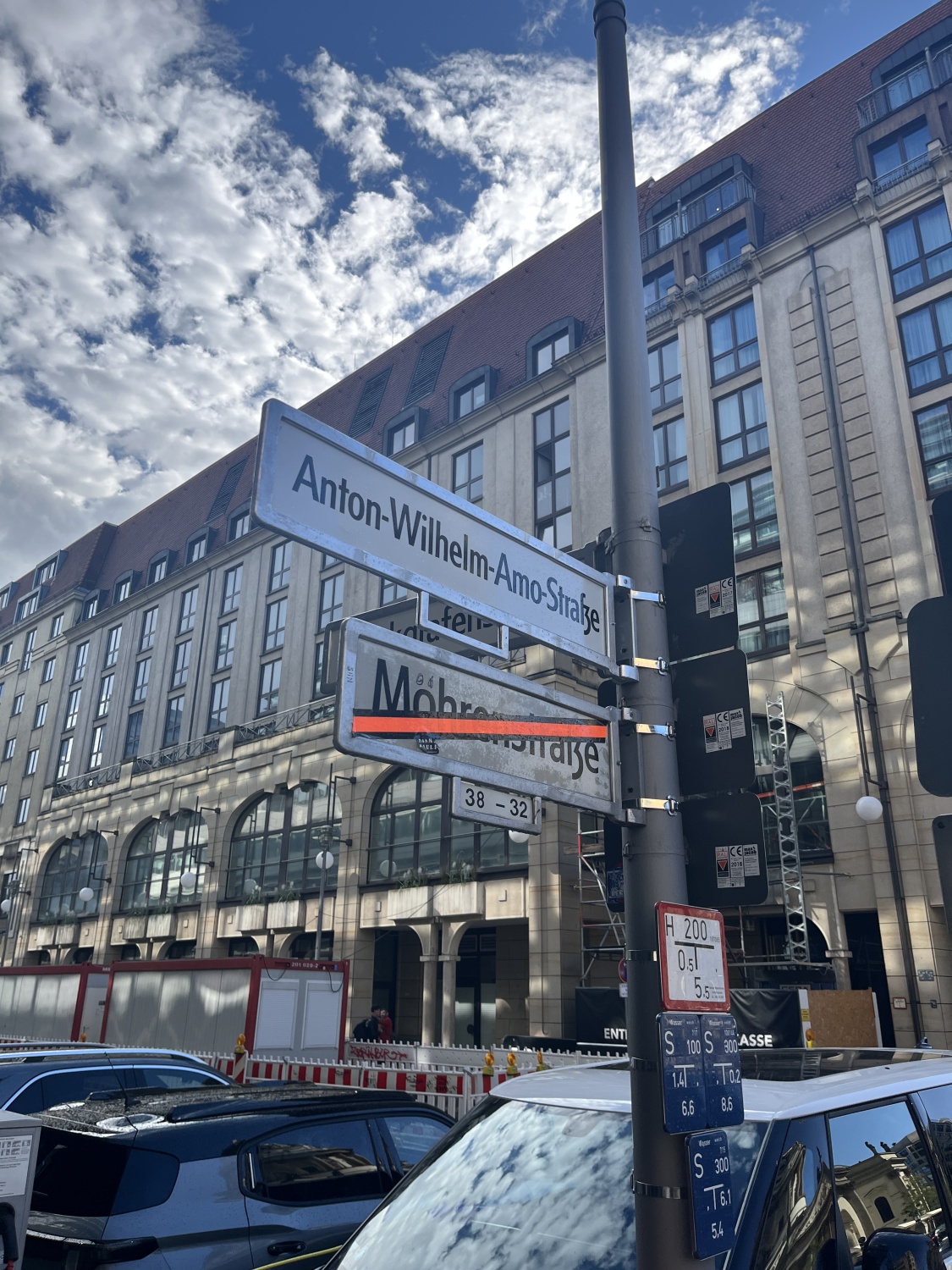 Noch etwa 6 Monate lang werden die alten Straßenschilder neben den neuen zu sehen sein.