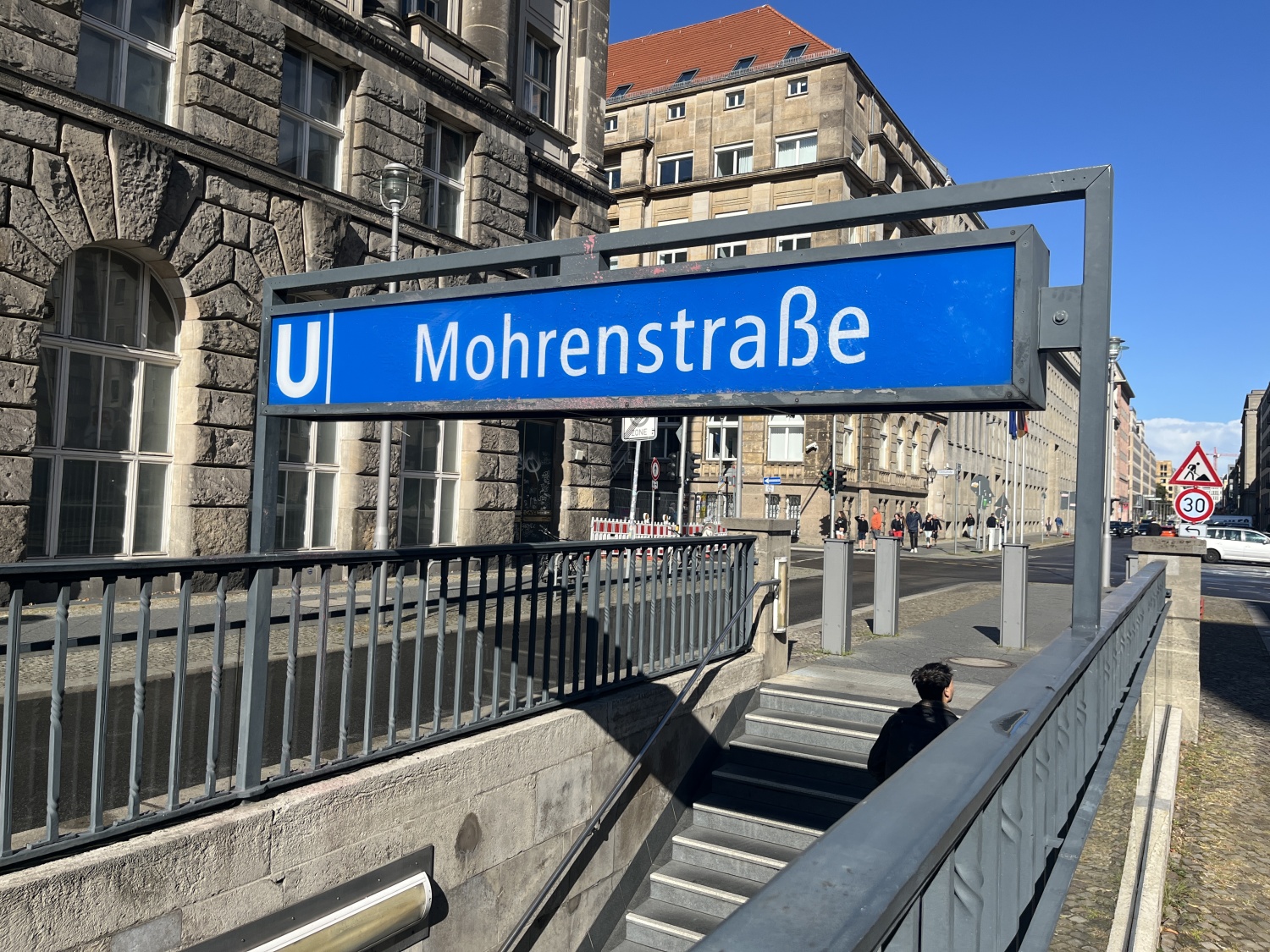 Von Dezember 2025 an soll der U-Bahnhof ebenfalls den Namen "Anton-Wilhelm-Amo-Straße" tragen