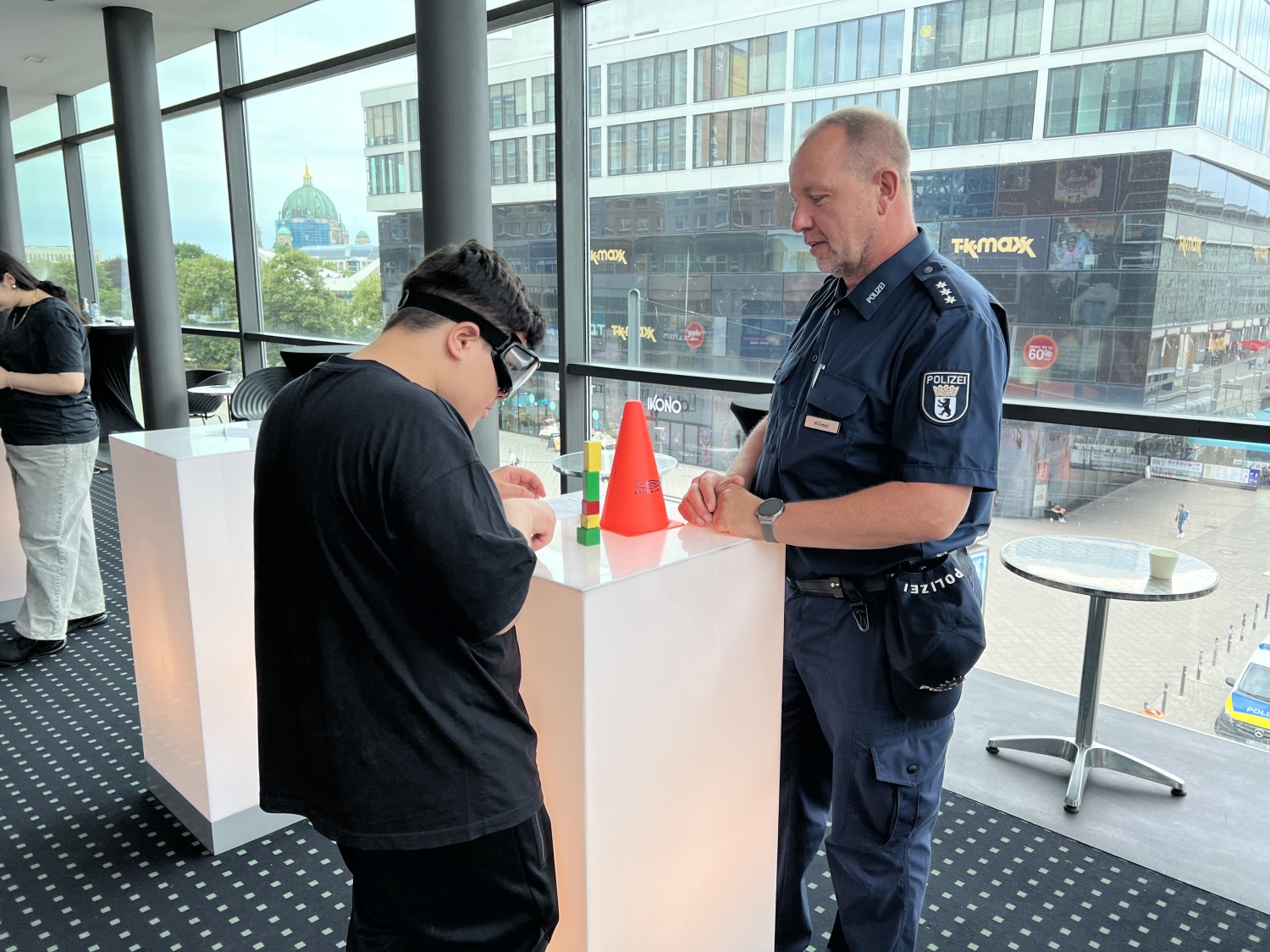 Schüler baut einen Turm aus Holzklötzen mit Rauschbrille