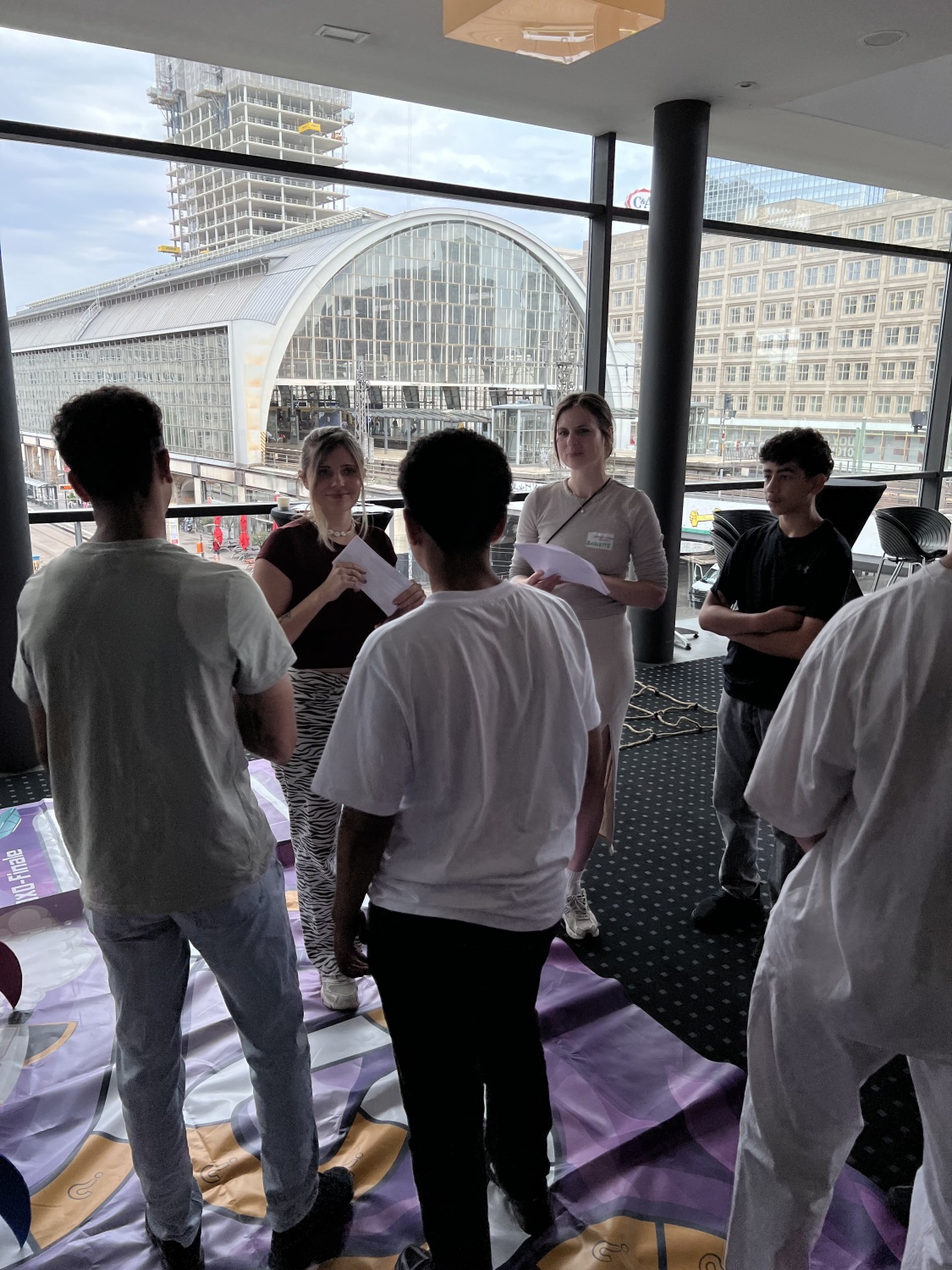 Schüler*innen bei den JugendFilmTagen lassen sich beraten