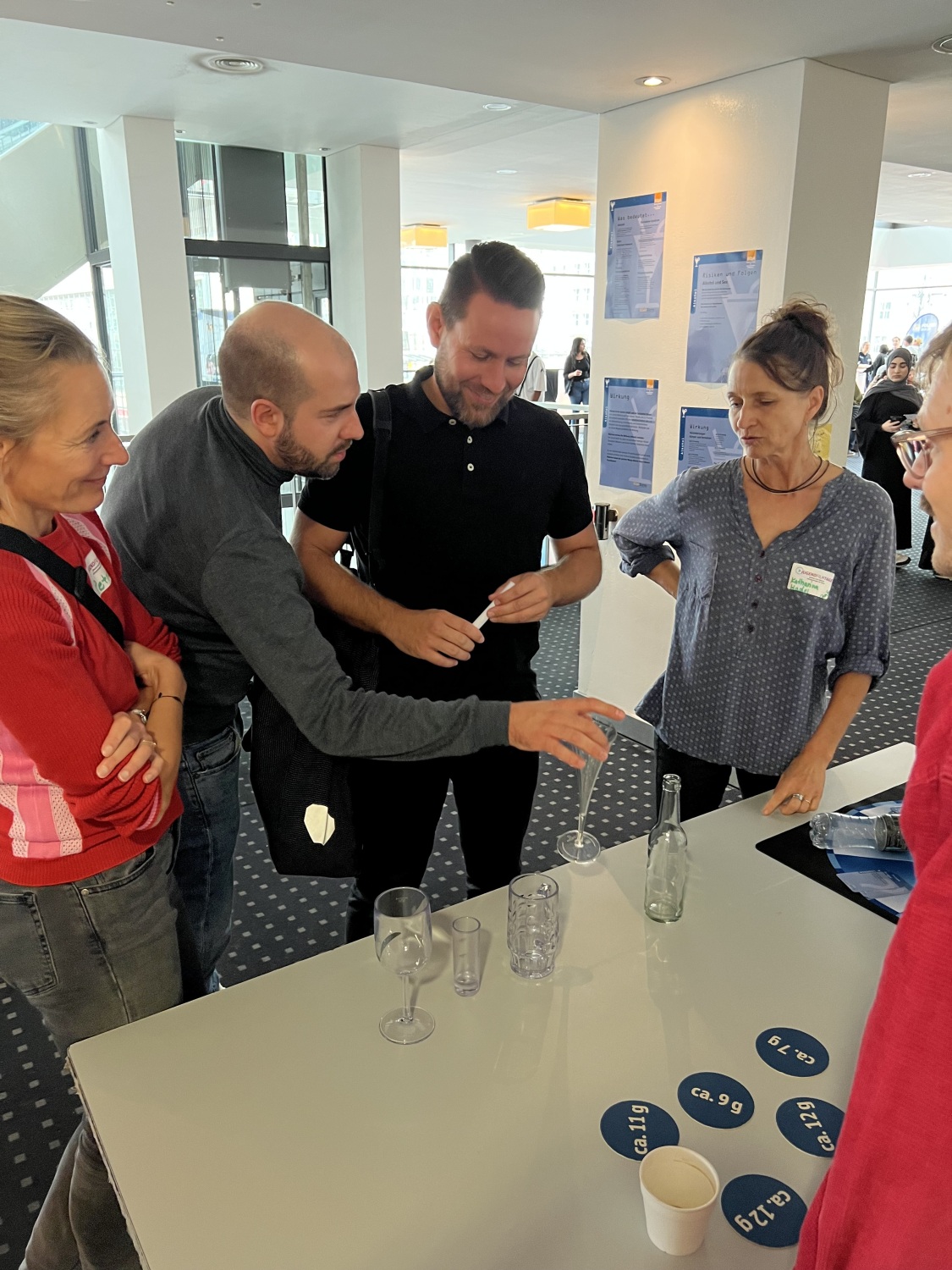 Bezirksstadtrat Christoph Keller an einem interaktiven Stand