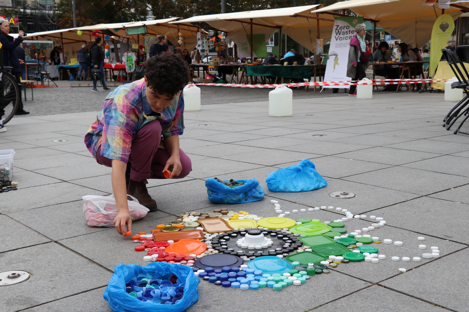 Künstler mit Müllmandala