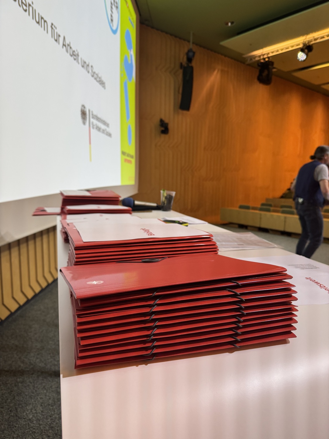 Preismappen der Preisverleihung des Regionalwettbewerbs Berlin Nord von Jugend forscht