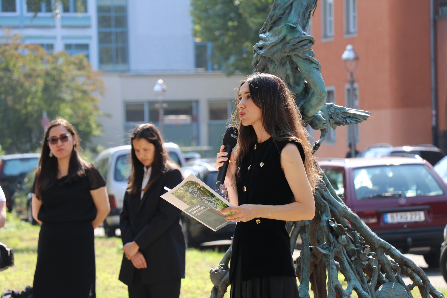 Friedensnobelpreisträgerin Nadia Murad spricht zu den Gästen