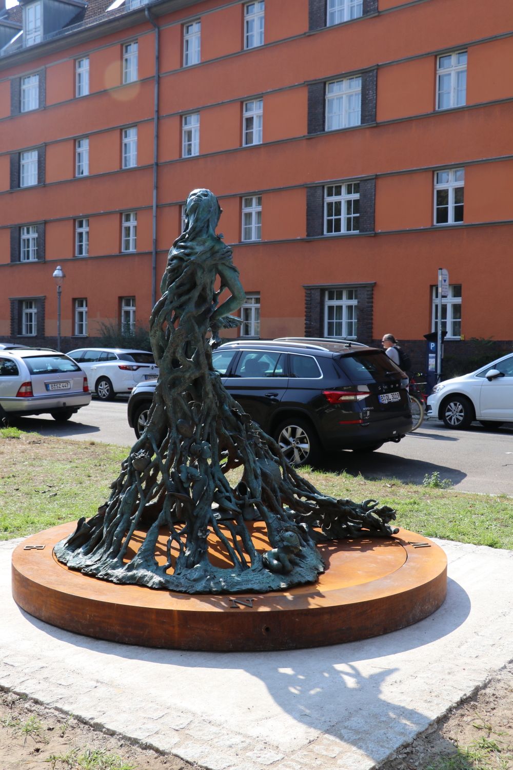 Die Skulptur Petrified Survivors der Künstlerin Rebecca Hawkins steht auf der Ernst-Friedrich-Promenade in Berlin-Mitte