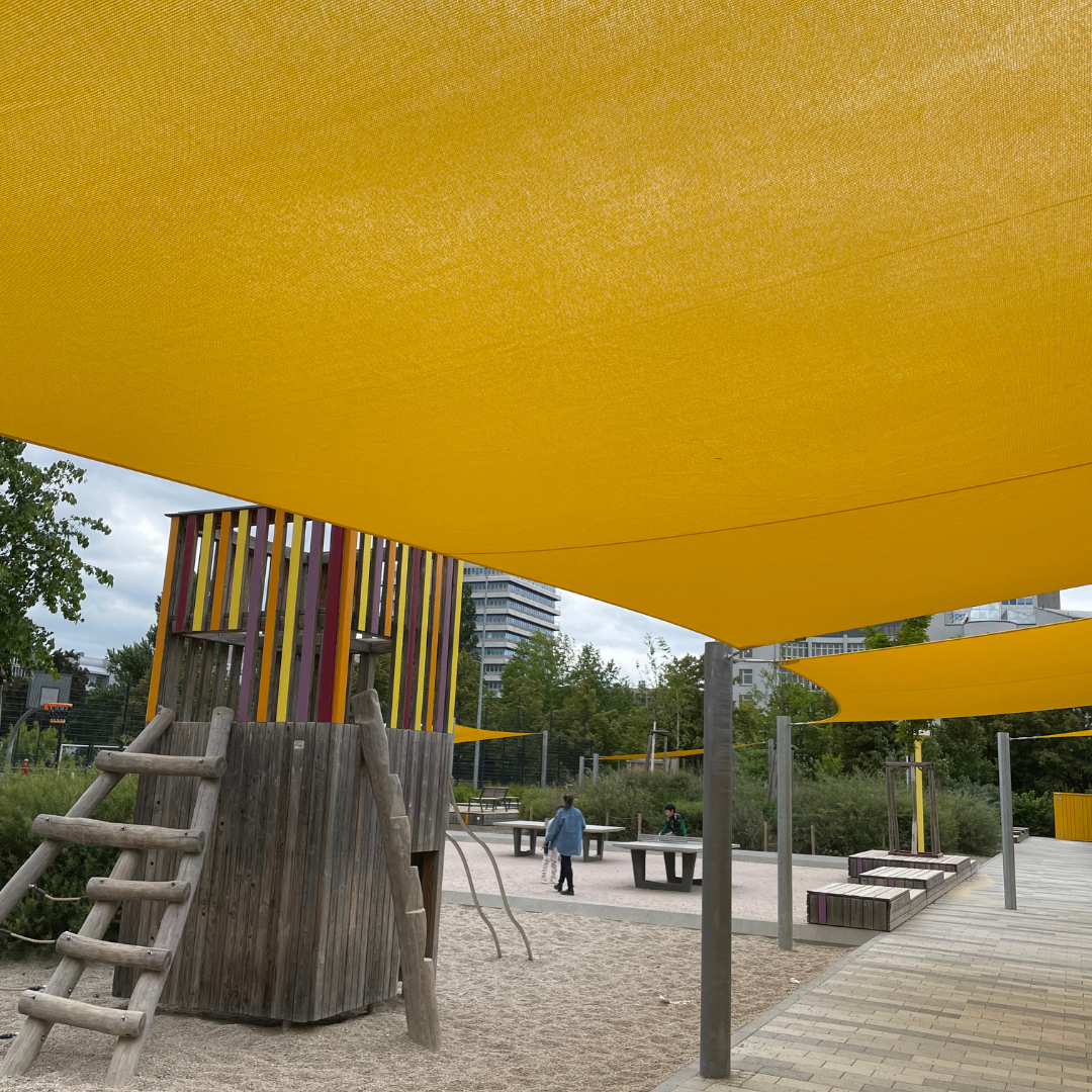 Sonnensegel GS Am Nordhafen mit Spielgeräten im Hintergrund