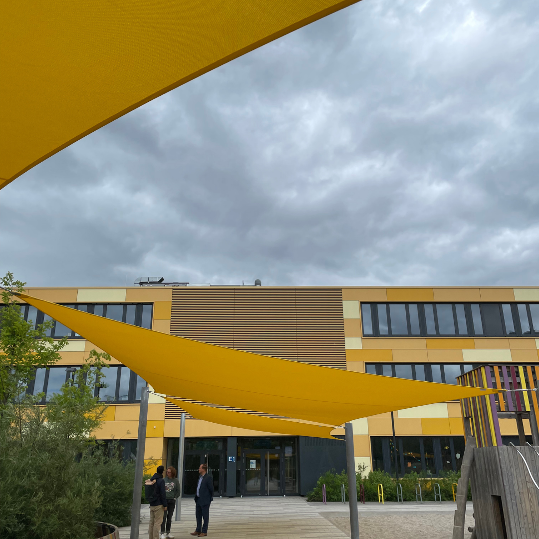 Sonnensegel GS Am Nordhafen mit Schulgebäude im Hintergrund