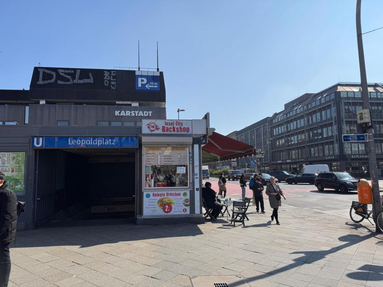 Der Eingang der U-Bahn Station Leopoldplatz. Im Hintergrund das ehem. Karstadt Gebäude