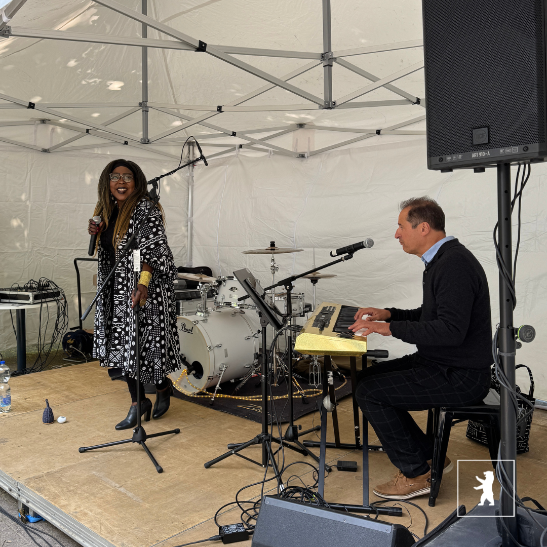 Sängerin auf der Bühne der Eröffnungsfeier der vhs in der Antonstraße