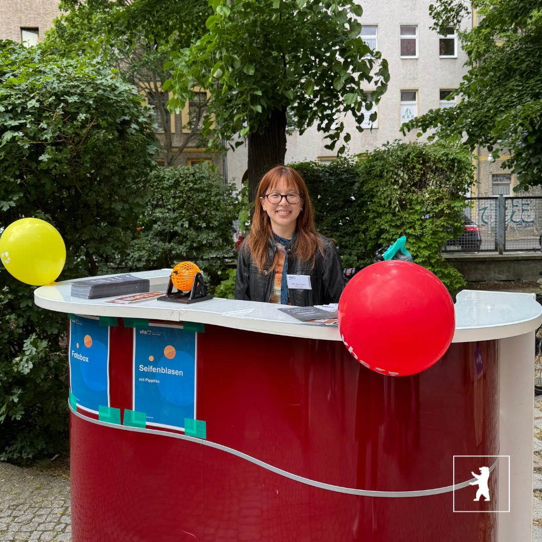 Mitarbeiterin an einem Stand auf der Eröffnungsfeier der vhs in der Antonstraße