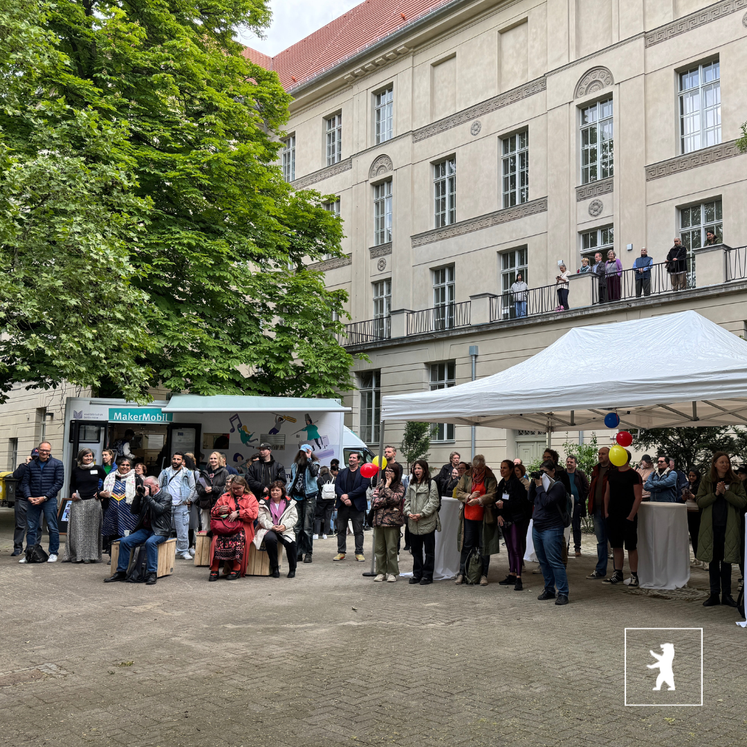 Publikum bei der Eröffnungsfeier der vhs in der Antonstraße