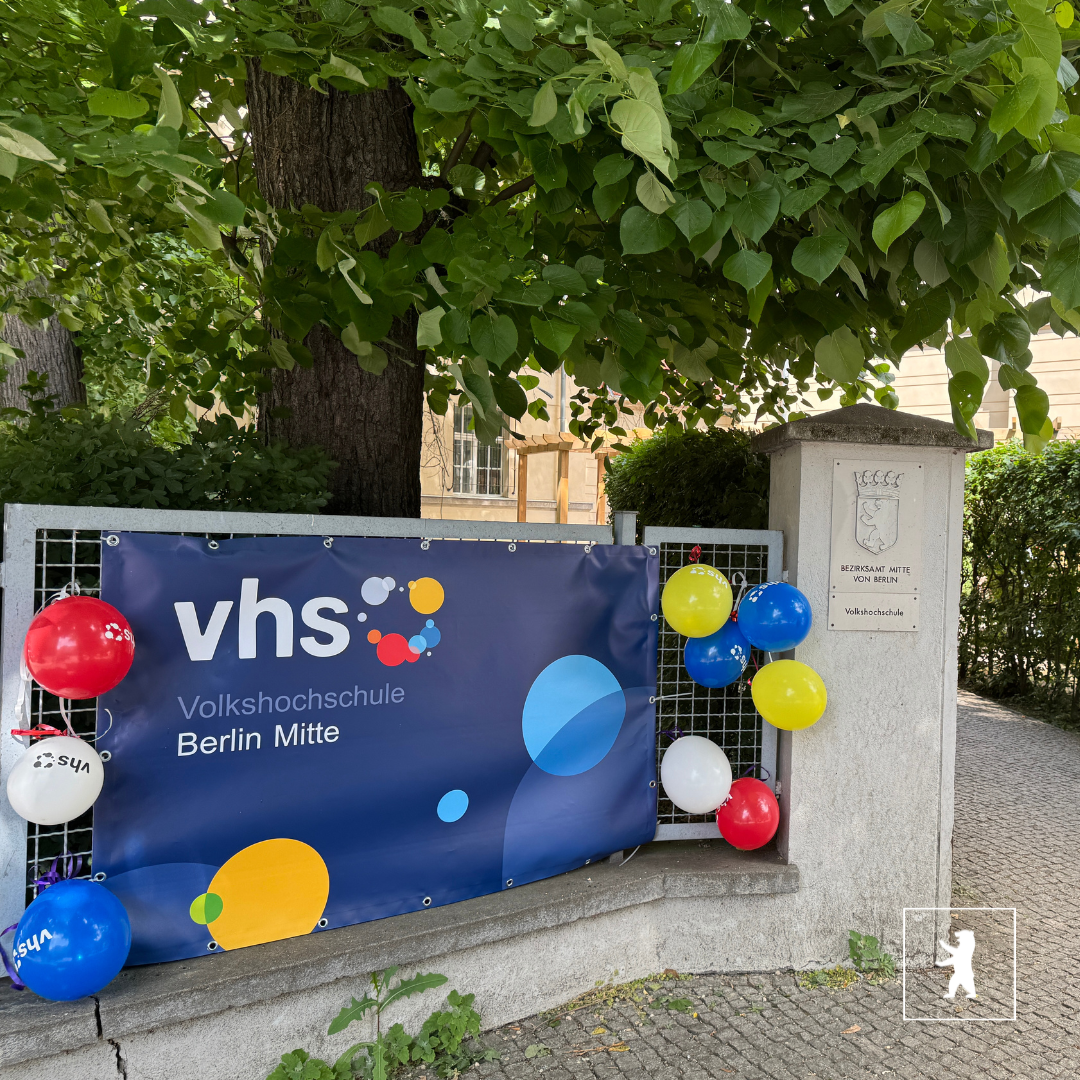 Banner der vhs am Zaun der Antonstraße