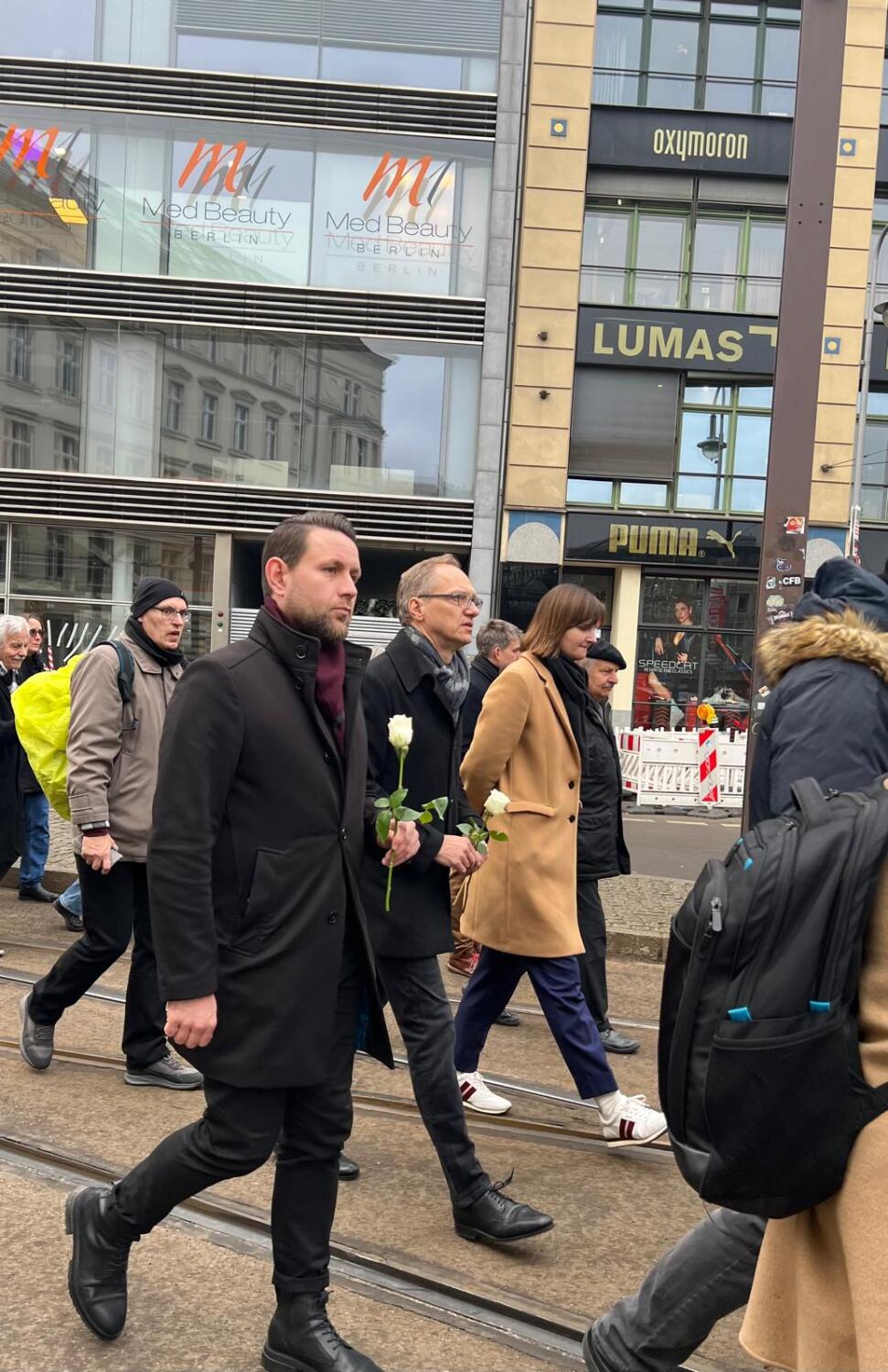 Bezirksstadtrat Carsten Spallek und Bezirksstadtrat Christoph Keller beim Schweigemarsch