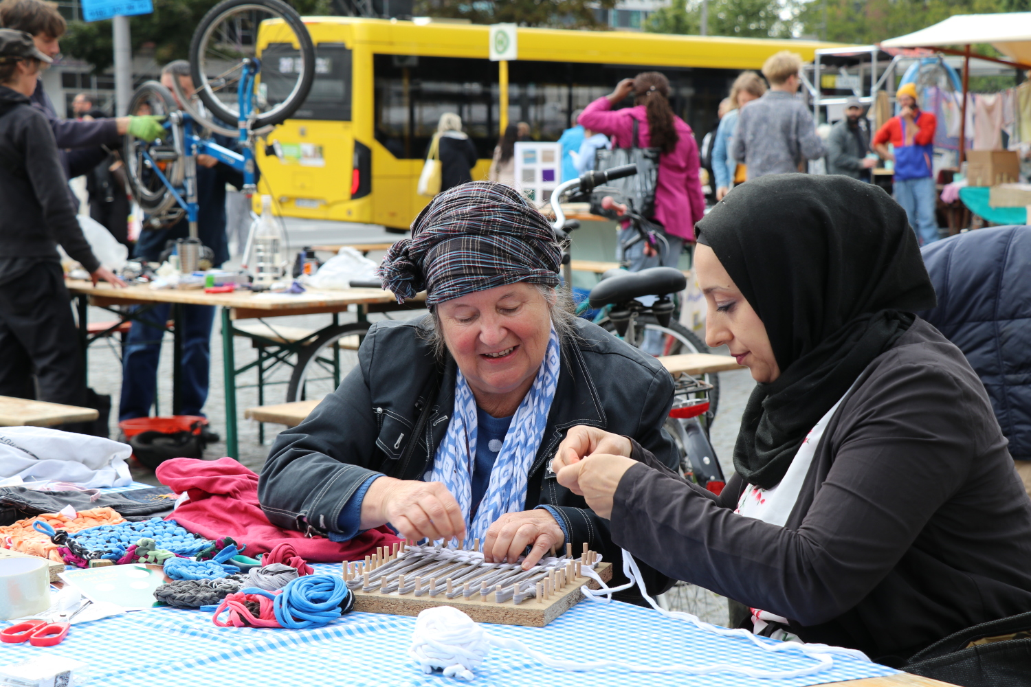 Zwei Frau weben mit T-Shirt-Stoff