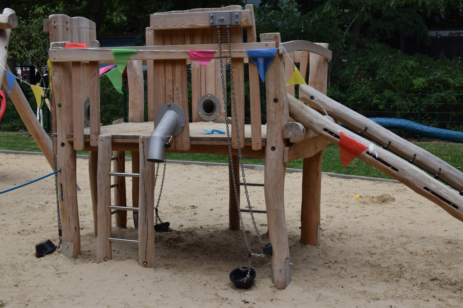 Klettergerüst auf dem neuen Spielplatz in der Mollstraße
