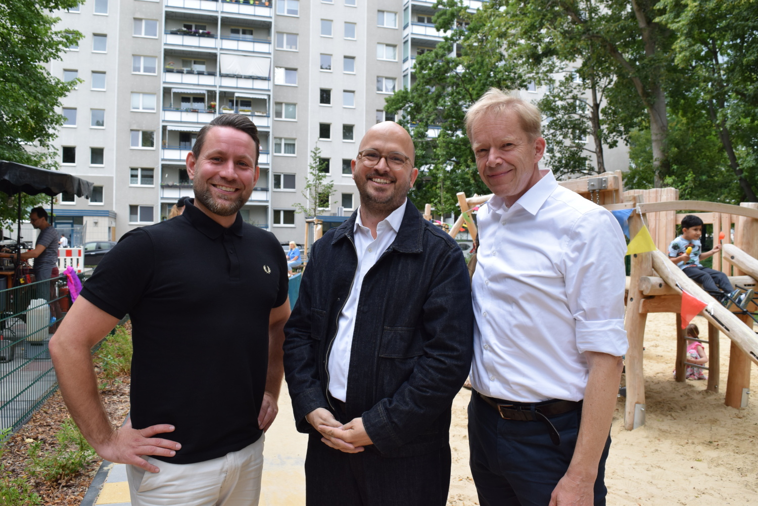 Die Bezirksstadträte Christoph Keller, Christopher Schriner und Ephraim Gothe (v.l.) eröffneten den Spielplatz.