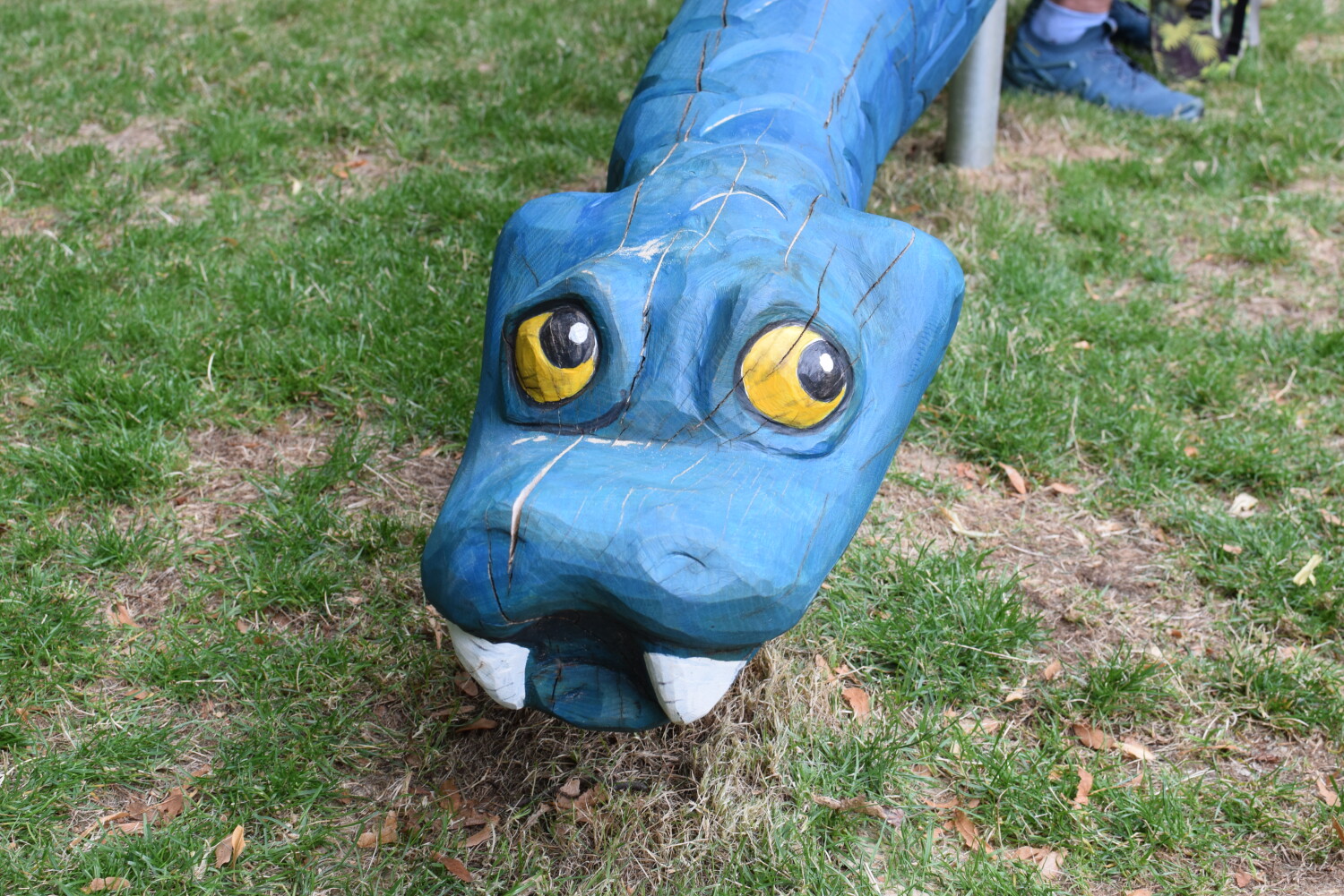 Kopf einer blauen Schlange aus Holz.