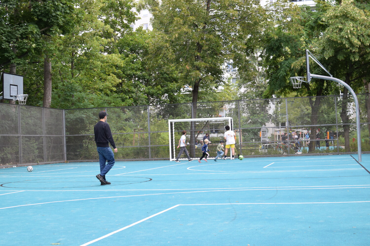 ...die etwas Älteren können auf dem neu gestalteten Bolzplatz Fußball oder Basketball spielen...
