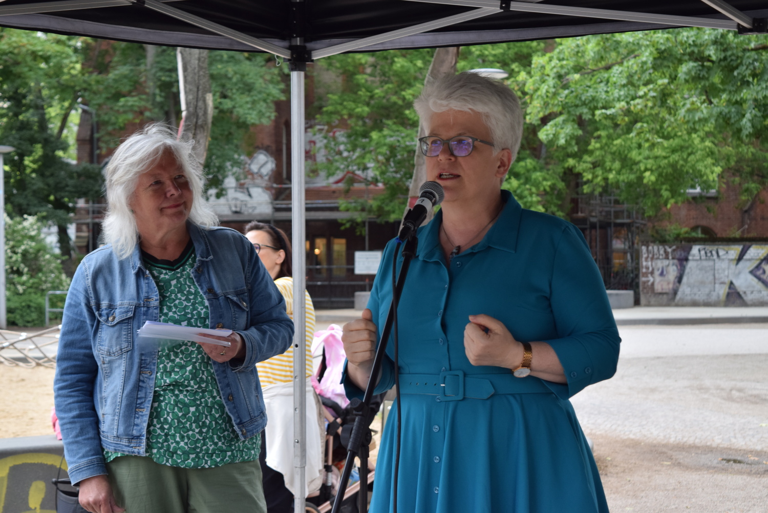 Bezirksbürgermeisterin Stefanie Remlinger eröffnete das Sommerfest des Runden Tisches Senior*innenarbeit Moabit