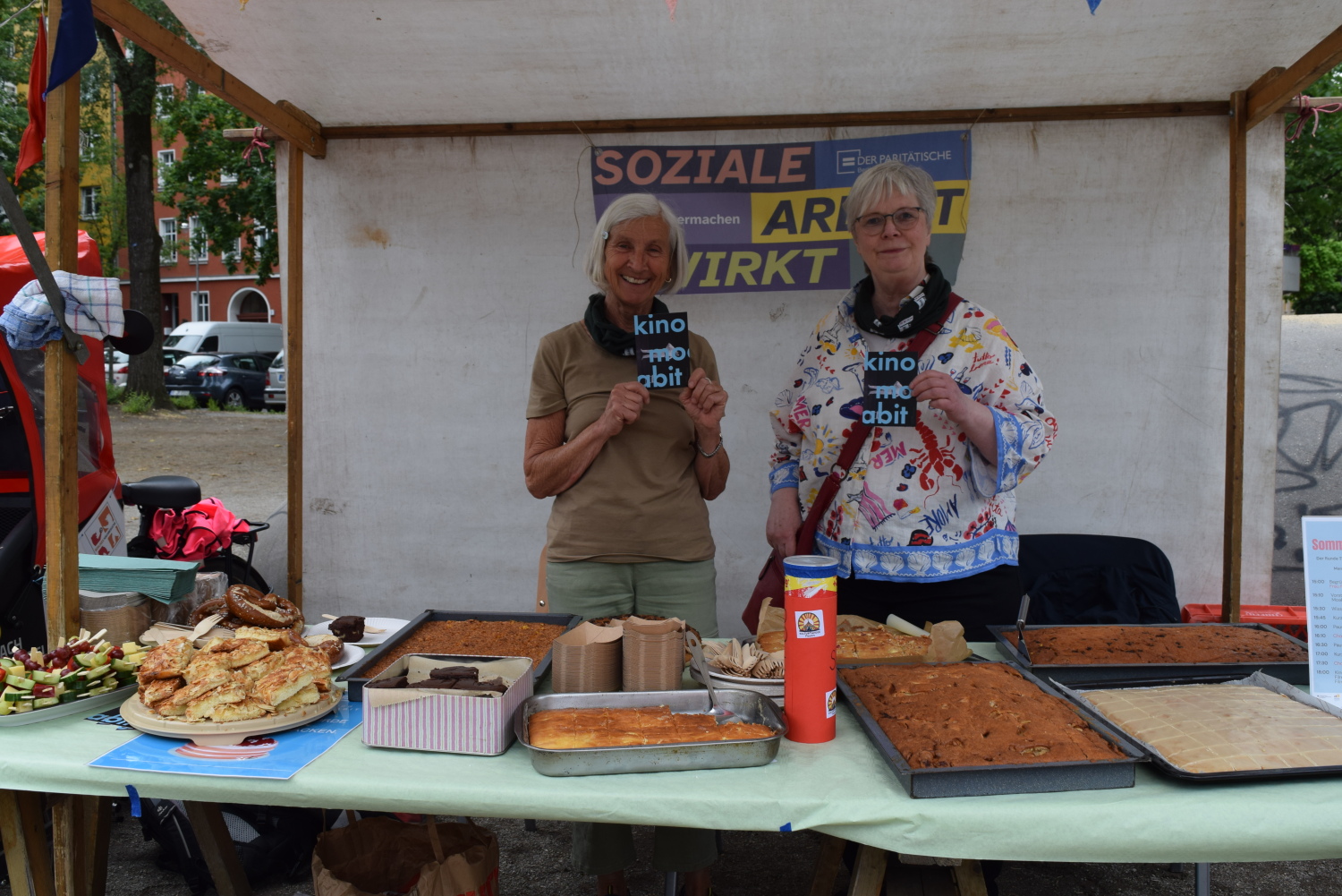 Die Mitglieder des Vereins Kino Moabit steuerten selbst gebackenen Kuchen bei.