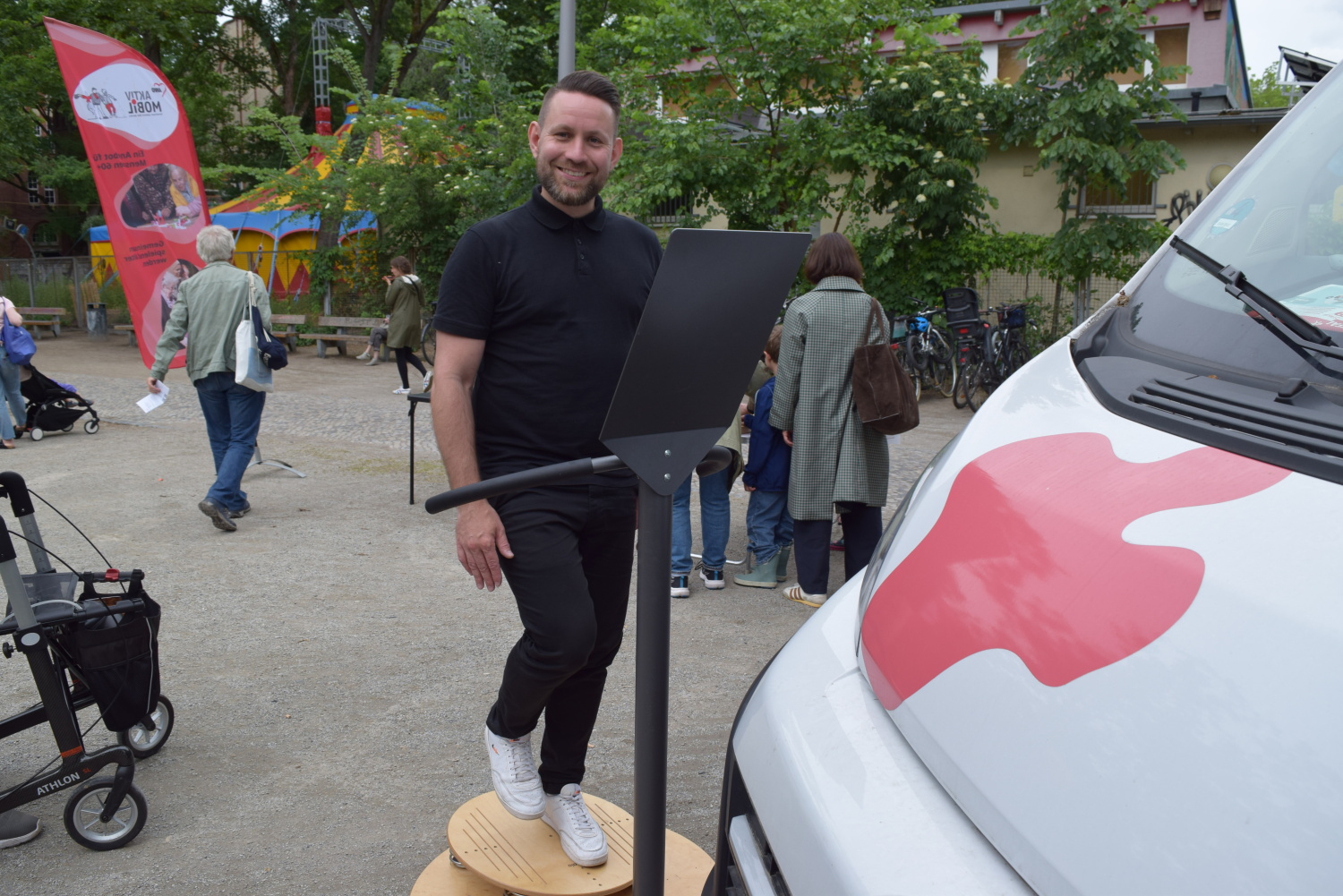 Bezirksstadtrat Christoph Keller testete das Angebot des AWO Aktivmobils.
