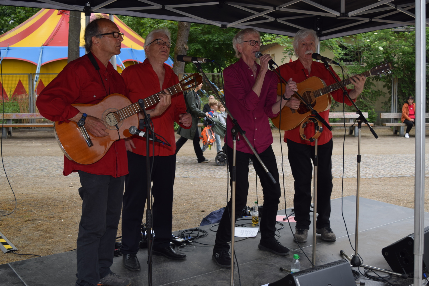 Kamen zu viert: Die SingInFive gaben beliebte Evergreens zum Besten.