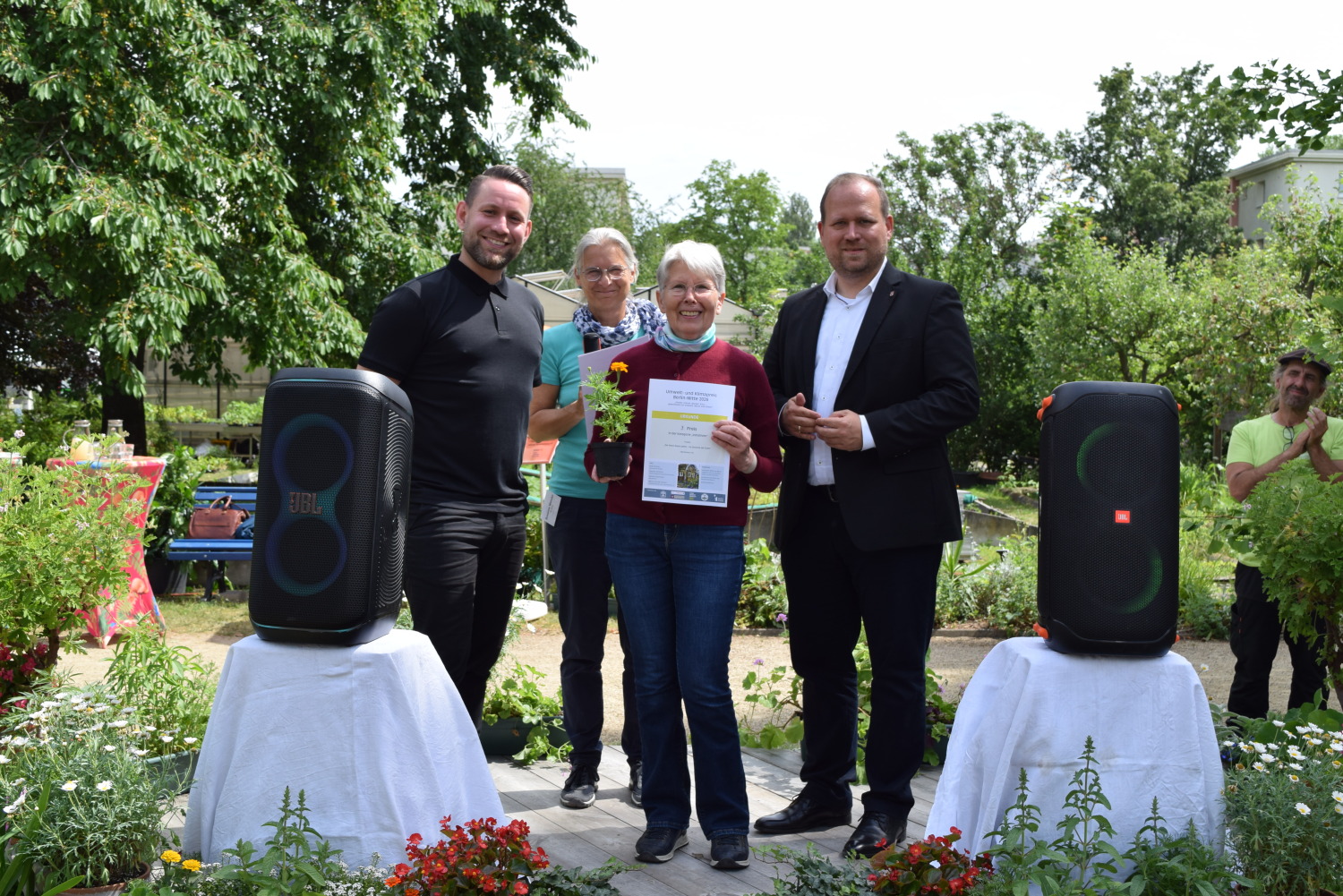 Die Anwohnerinitiative in der Berolinastraße 4-6 gibt der Natur Raum - und erhält dafür den 3. Platz.