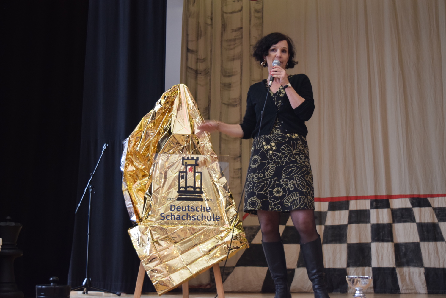 Fee Mergenthaler-Starke, die Leiterin der Andersen-Grundschule, präsentierte in der Aula die Auszeichnung "Schachschule in Gold".