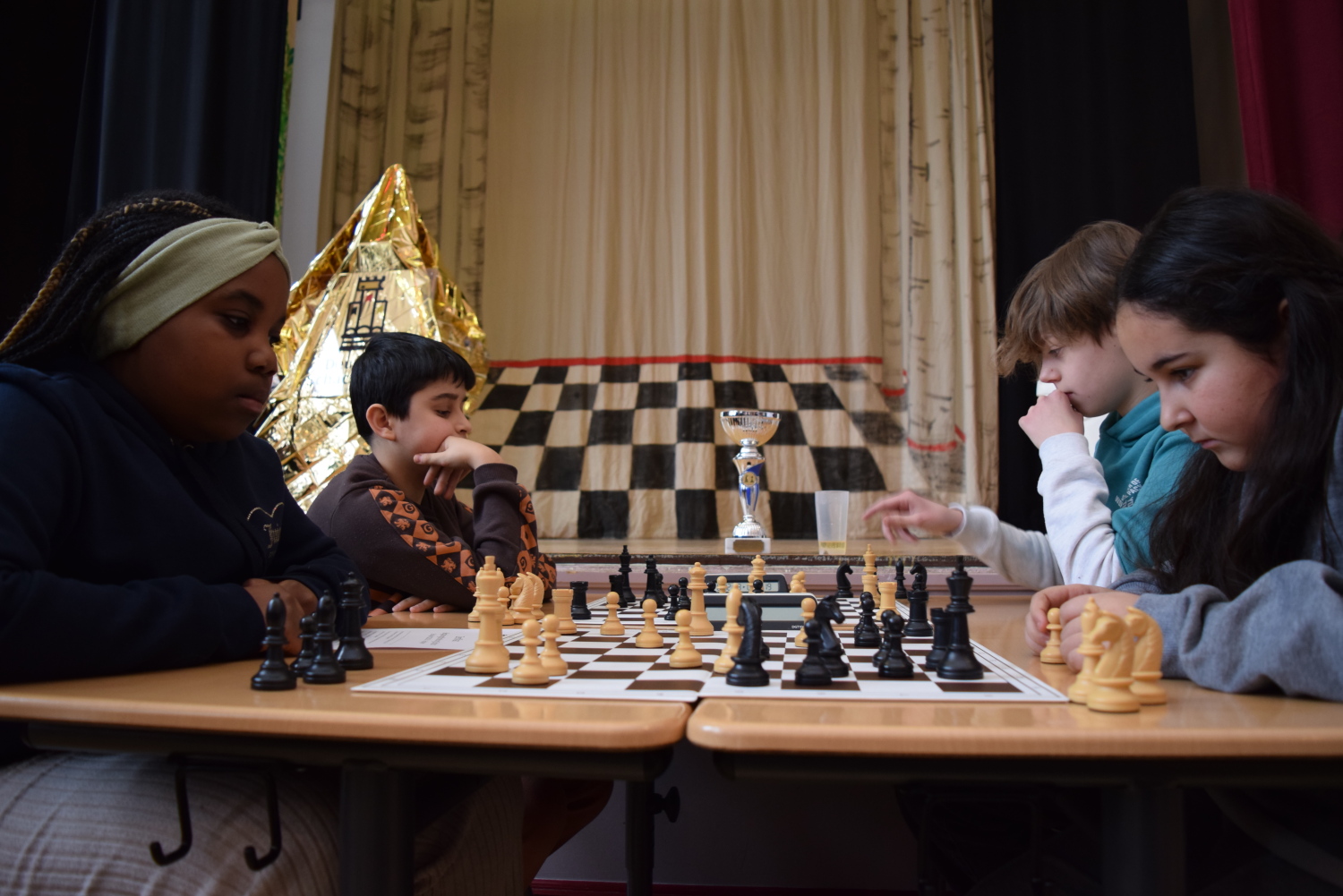 Beim Schach-Duell sind die Schüler*innen absolut konzentriert.