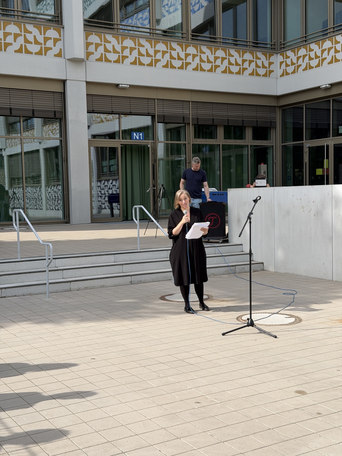 Künstlerin Stephanie Imbeau bei der Einweihung von "The Mapquilt Tree"