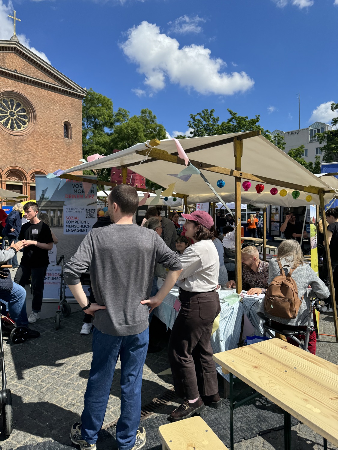 Menschen vor dem Stand des Allgemeinen Sozialdienstes