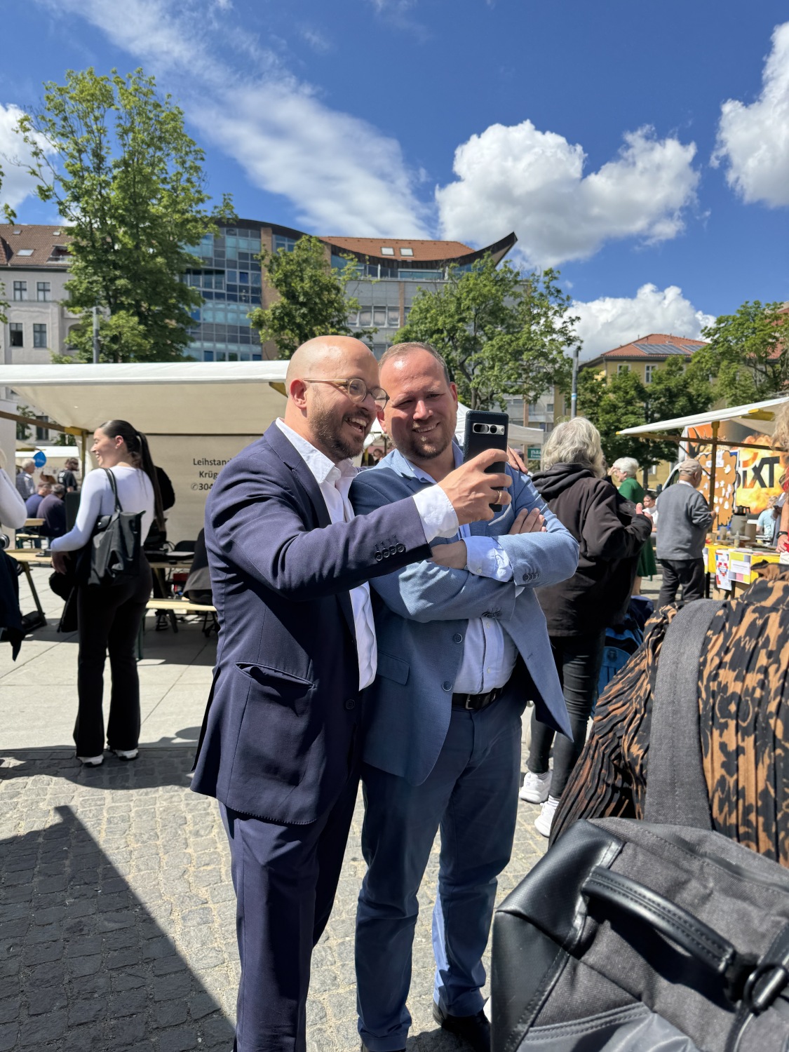 Bezirksstadträte Schriner und Fritz vor Ort am Leopoldplatz beim Selfie machen