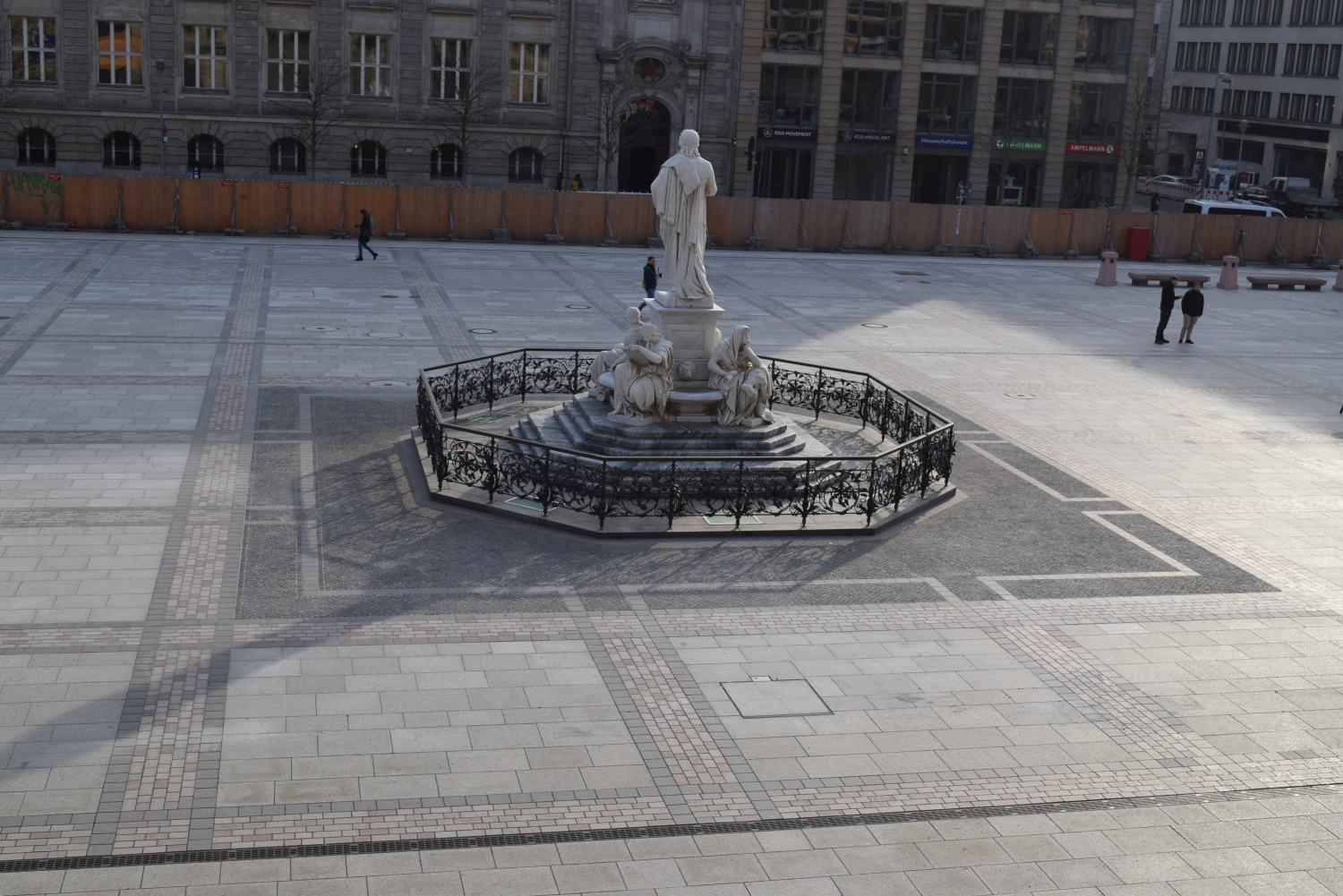 Auf rund 14.000 Quadrametern erhielt der Gendarmenmarkt ein neues Natursteinpflater.