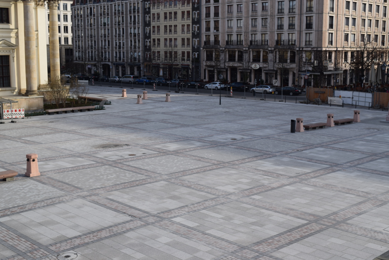 Unterhalb des Pflasters befinden sich Strom- und Wasserleitungen für Veranstaltungen sowie ein System zur Regenwasserreinigung und -versickerung. Der neue Gendarmenmarkt ist außerdem barrierefrei.