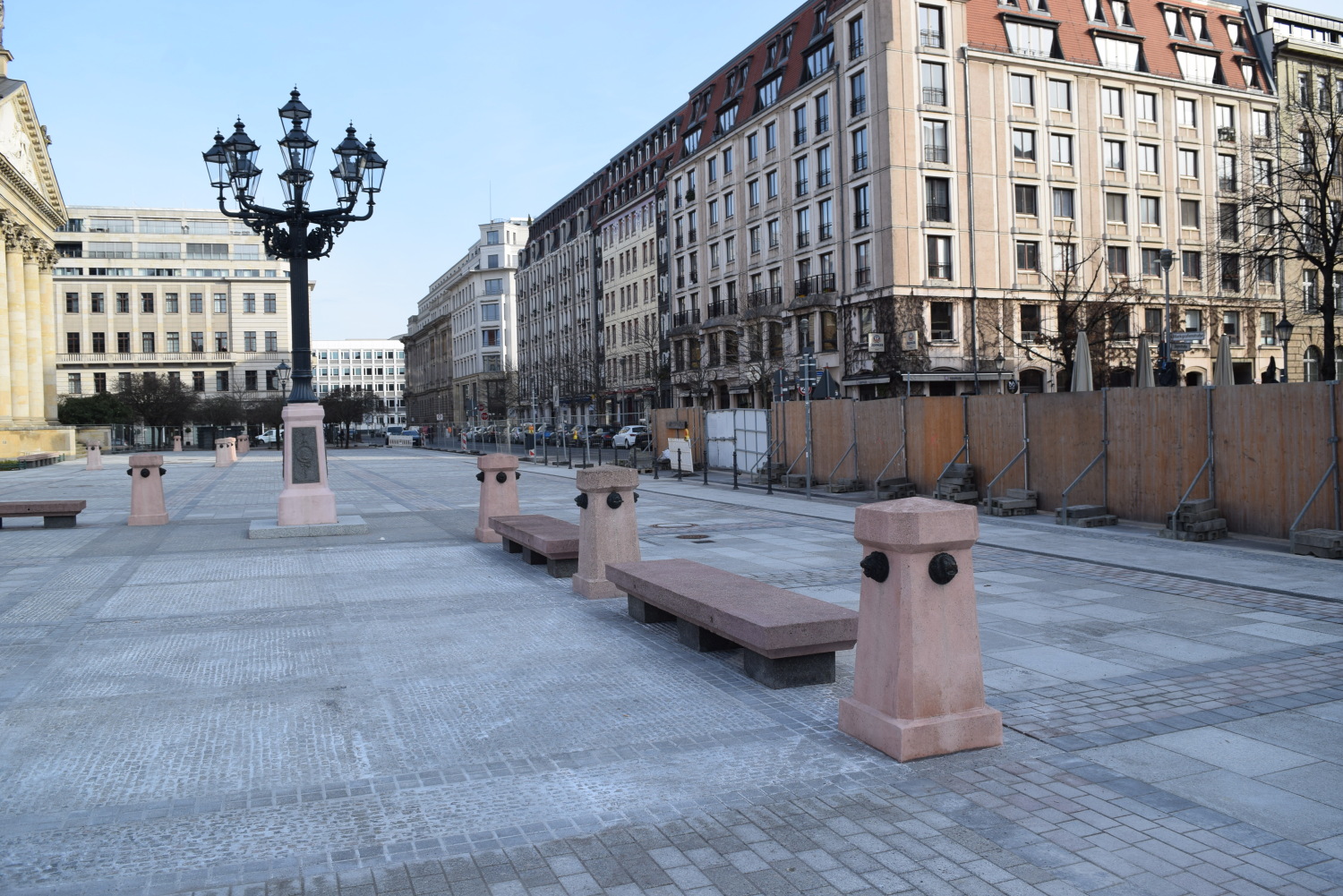 Die historische Ausstattung des Gendarmenmarkts mit den Bänken und Kandelabern wurde wieder hergestellt.