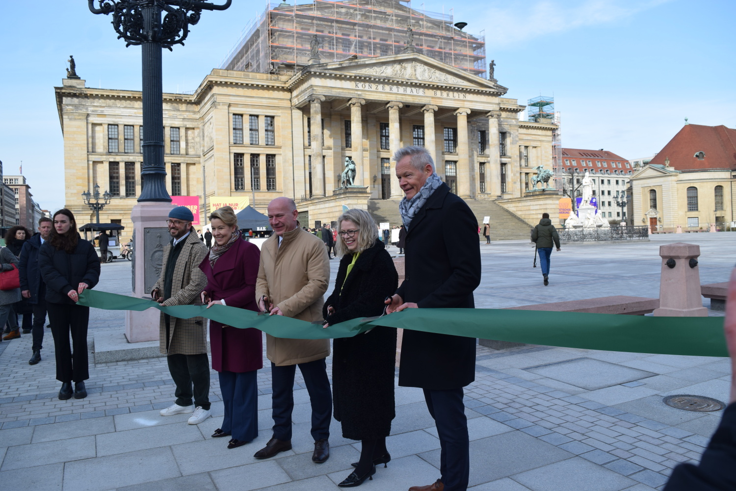 Gemeinsam schnitten Vertreter*innen von Senat, Bezirk Mitte und Grün Berlin das symbolische Band durch.