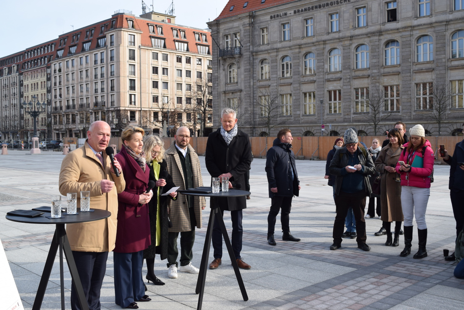Der Regierende Bürgermeister Kai Wegner (l.), die Senatorinnen Franziska Giffey und Ute Bonde sowie Bezirksstadtrat Christopher Schriner und Grün Berlin Geschäftsführer Christoph Schmidt eröffneten den neu gestalteten Gendarmenmarkt.