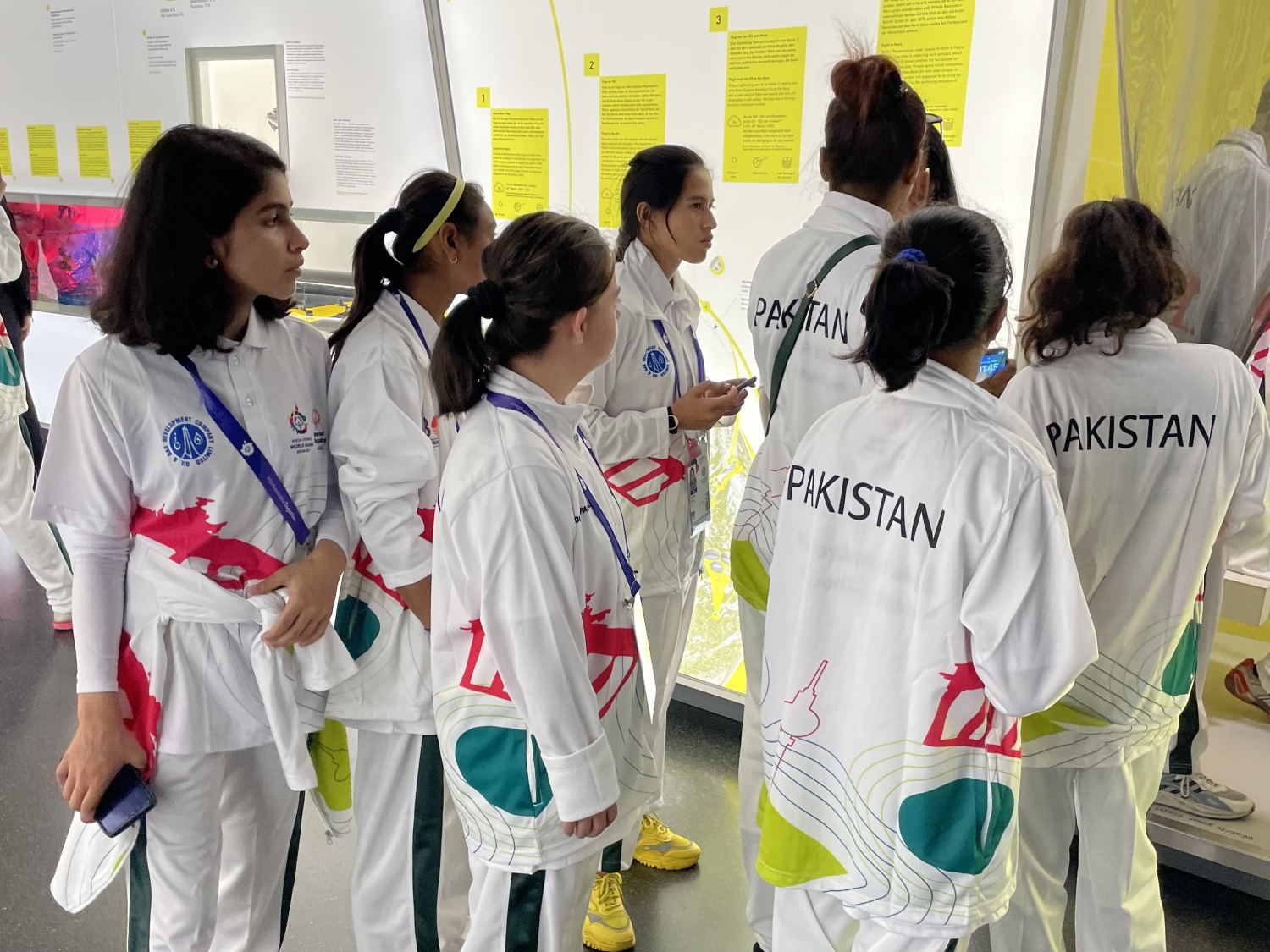 Ein Teil der pakistanischen Delegation im Futurium