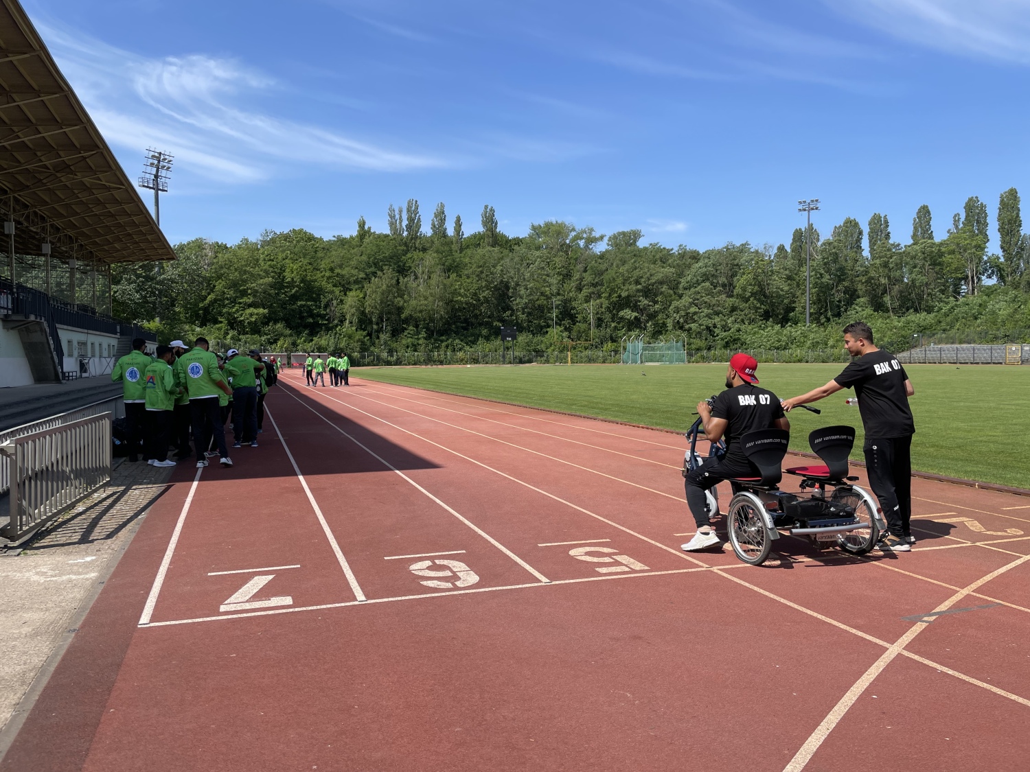 Fahrrad auf der Laufstrecke des Poststadions