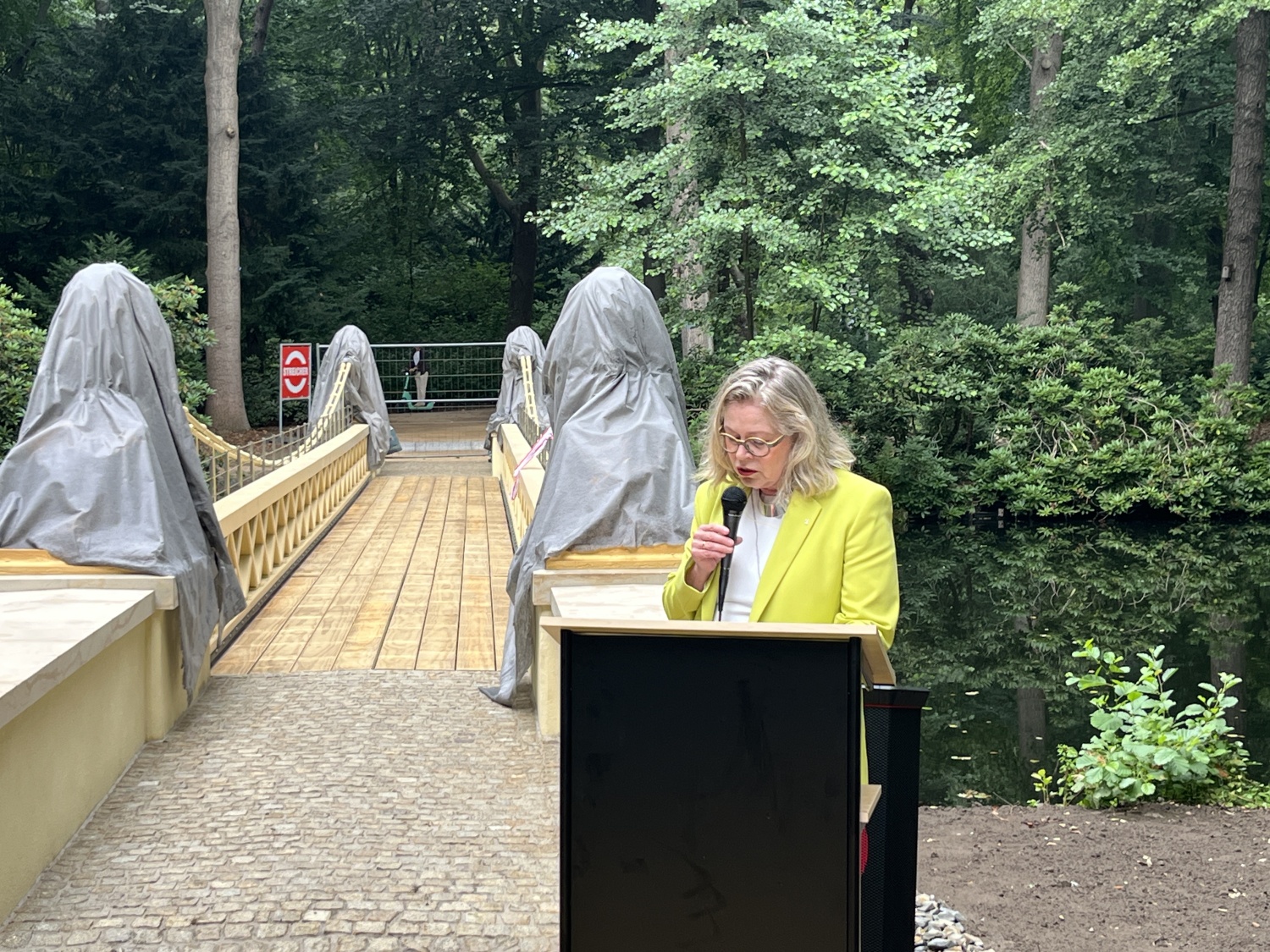 Senatorin Ute Bonde (SenMVKU) nannte die Brücke ein Schmuckstück.