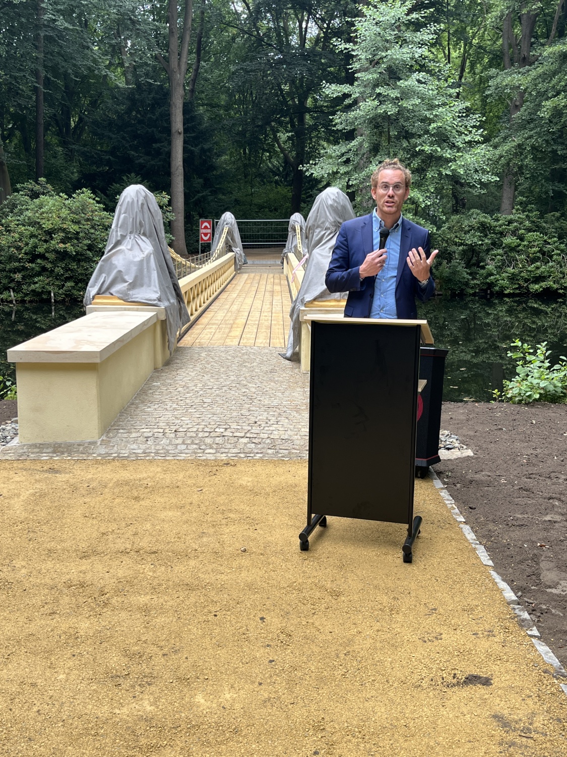 Landeskonservator Dr. Christoph Rauhut erinnerte an die Geschichte der historischen Löwenbrücke.