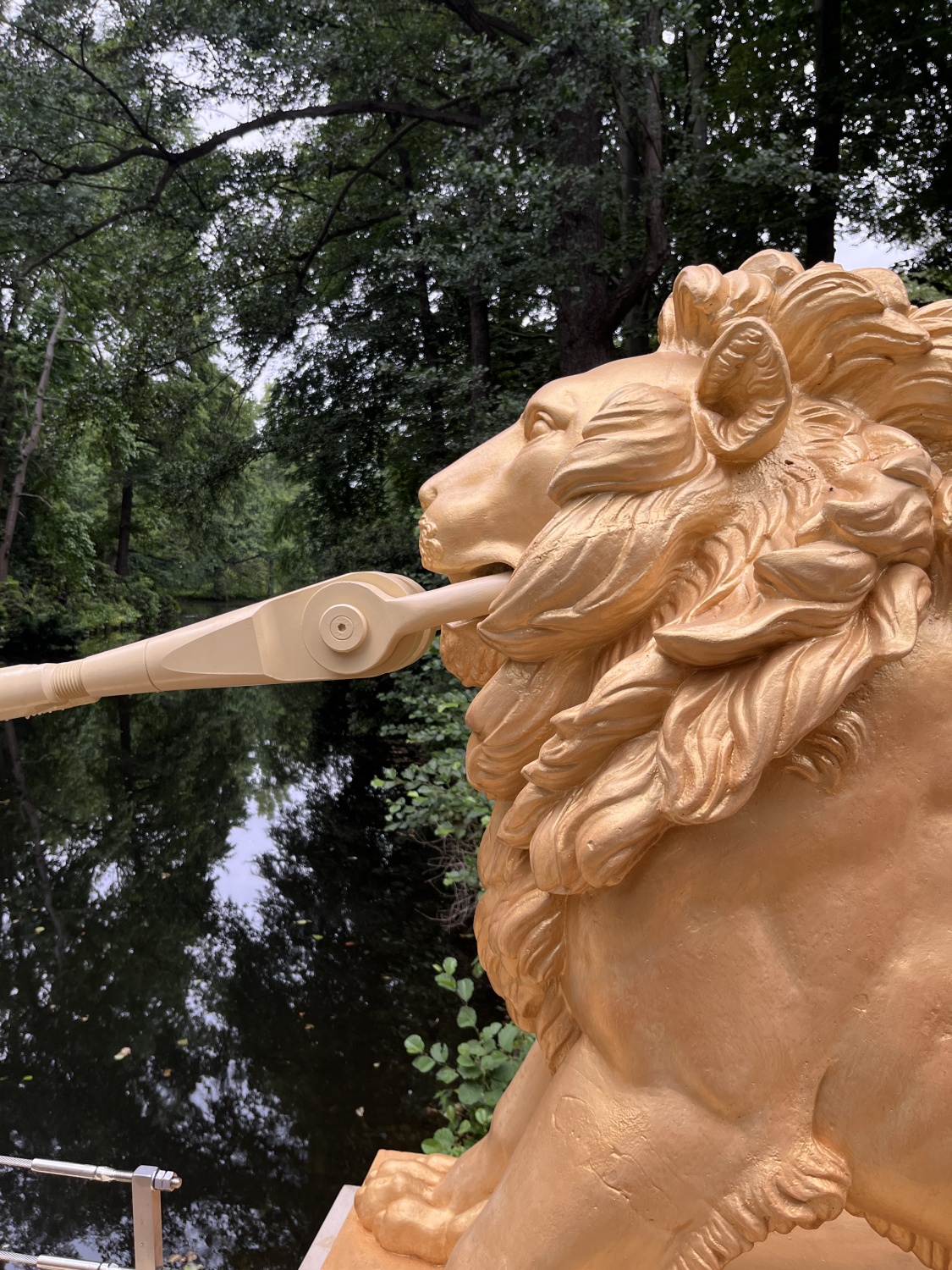 Wie beim historischen Vorbild halten die vier Löwen-Skulpturen die Tragseile der Brückenkonstruktion im Maul.